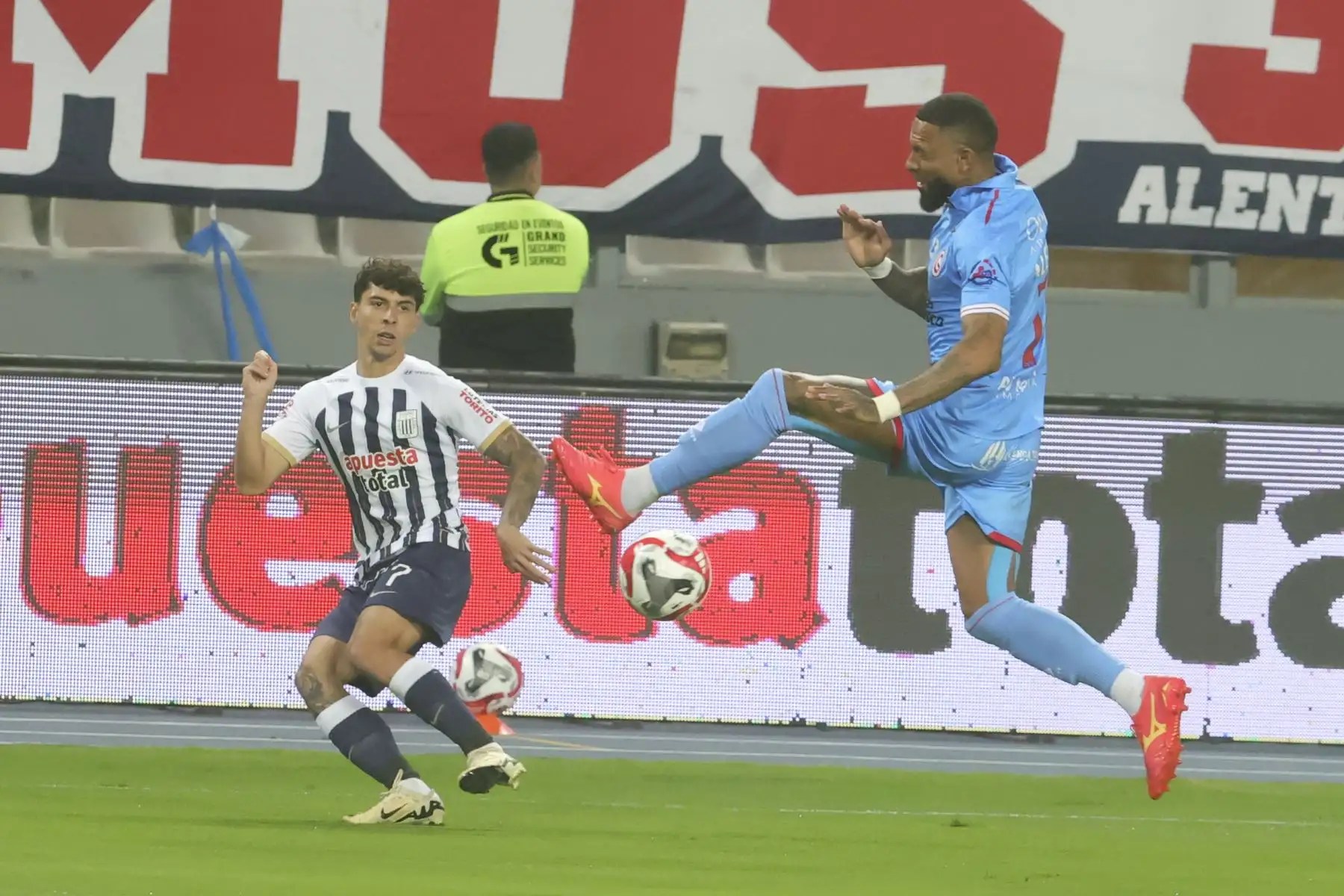 Franco Zanelatto y Alexi Gomez disputan el balón en el partido entre Alianza Lima y Garcilazo por el Torneo Apertura de la Liga 1. Foto: ANDINA/Melina Mejía