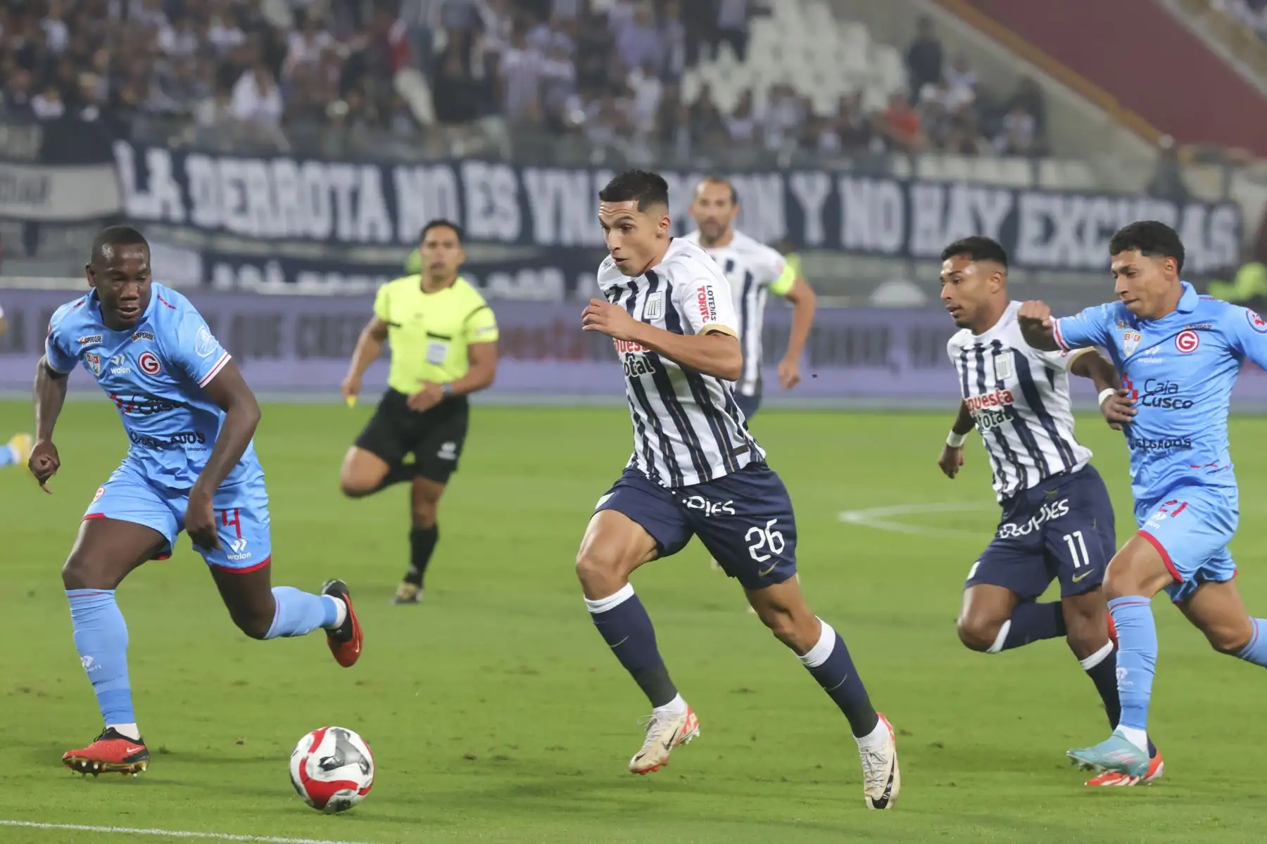 Kevin Serna y Luis Caicedo en el partido entre Alianza Lima y Garcilazo por el Torneo Apertura de la Liga 1. Foto: ANDINA/Melina Mejía