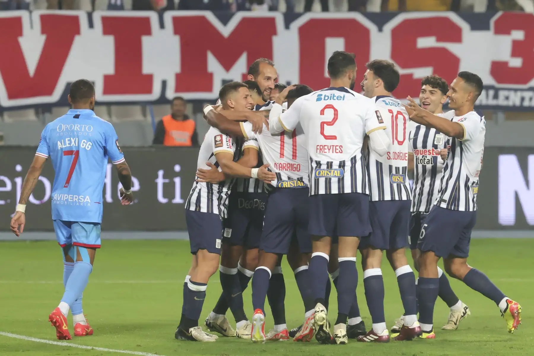 Jugadores del equipo intimo celebran el primer gol del partido entre Alianza Lima y Garcilazo por el Torneo Apertura de la Liga 1. Foto: ANDINA/Melina Mejía