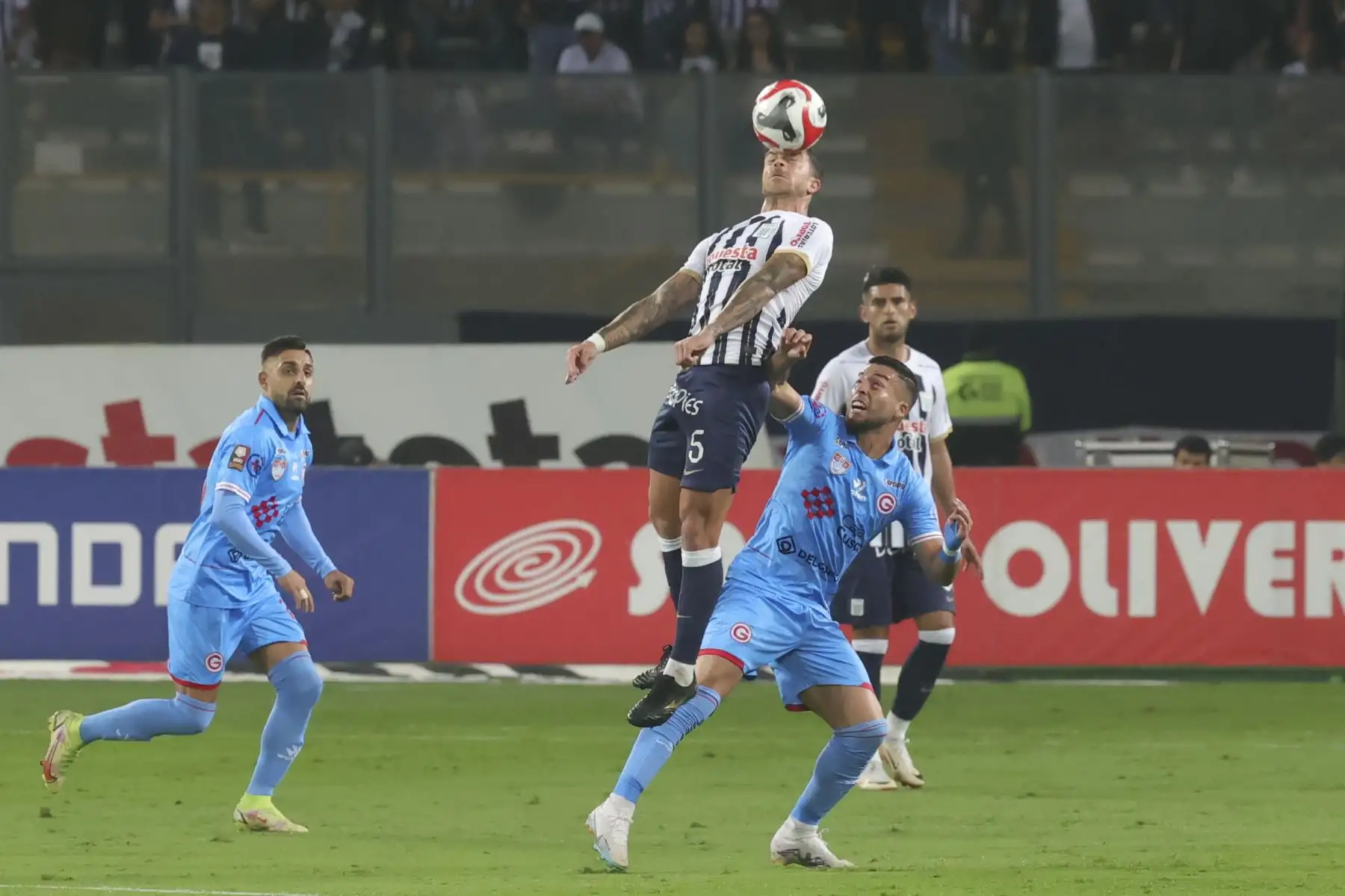 Adrian Arregui disputa el balón en el partido entre Alianza Lima y Garcilazo por el Torneo Apertura de la Liga 1. Foto: ANDINA/Melina Mejía
