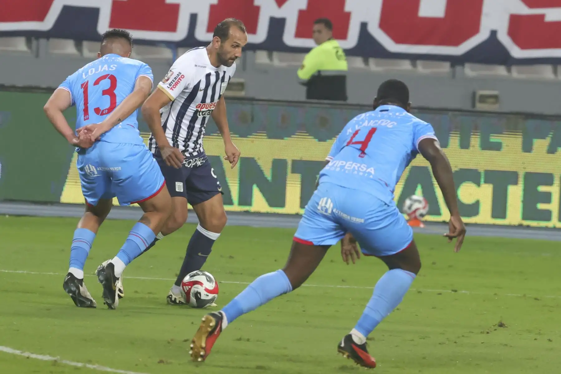 Hernán Barcos y Juan Diego Lojas disputan el balón en el partido entre Alianza Lima y Garcilazo por el Torneo Apertura de la Liga 1. Foto: ANDINA/Melina Mejía