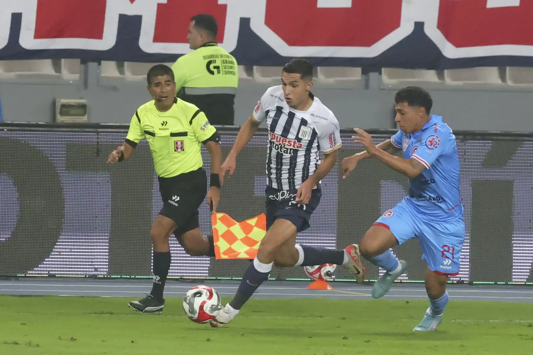 Kenin Serna y Farik Ventura disputan el balón en el partido entre Alianza Lima y Garcilazo por el Torneo Apertura de la Liga 1. Foto: ANDINA/Melina Mejía
