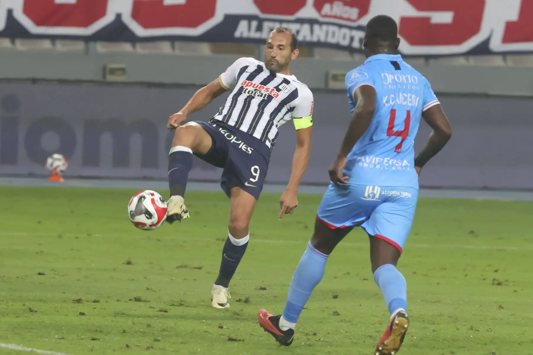 Hernán Barcos durante el partido entre Alianza Lima y Garcilazo por el Torneo Apertura de la Liga 1. Foto: ANDINA/Melina Mejía