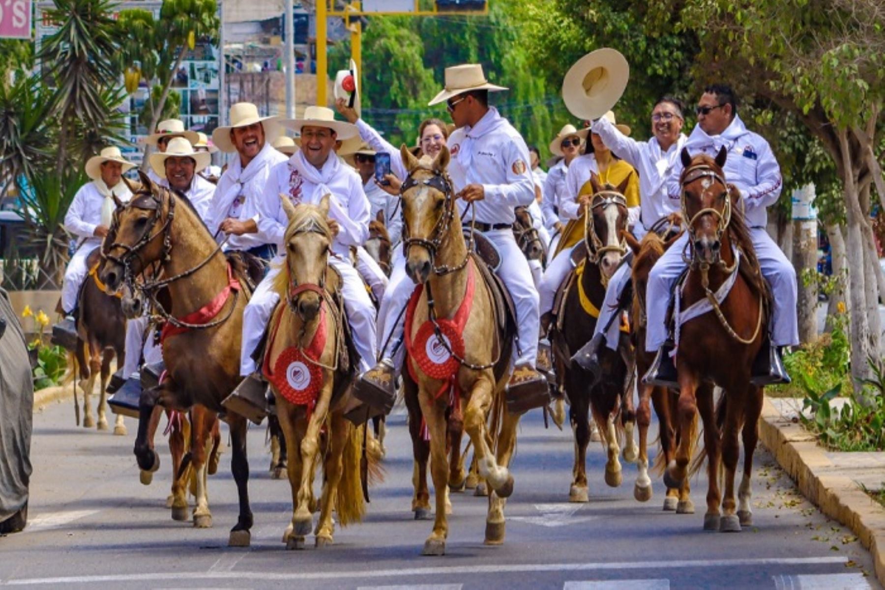 En la Cabalgata Regional, encabezada por el gobernador regional, Jorge Pérez Flores, asistieron delegaciones de los distritos de Zaña, Reque, Pucalá, Pimentel, Pomalca, Chongoyape y Ferreñafe.