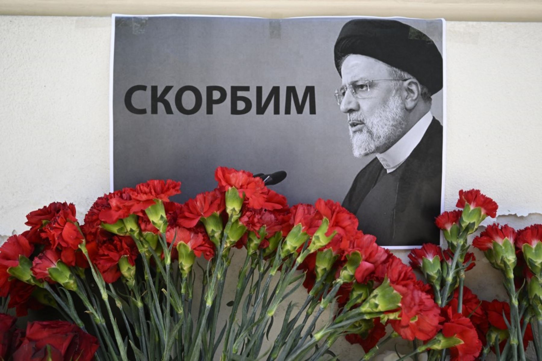 La gente lleva flores a la embajada iraní para rendir homenaje al presidente de Irán, Ebrahim Raisi, y al ministro de Asuntos Exteriores, Hossein Amir-Abdollahian, en Moscú. Foto: AFP