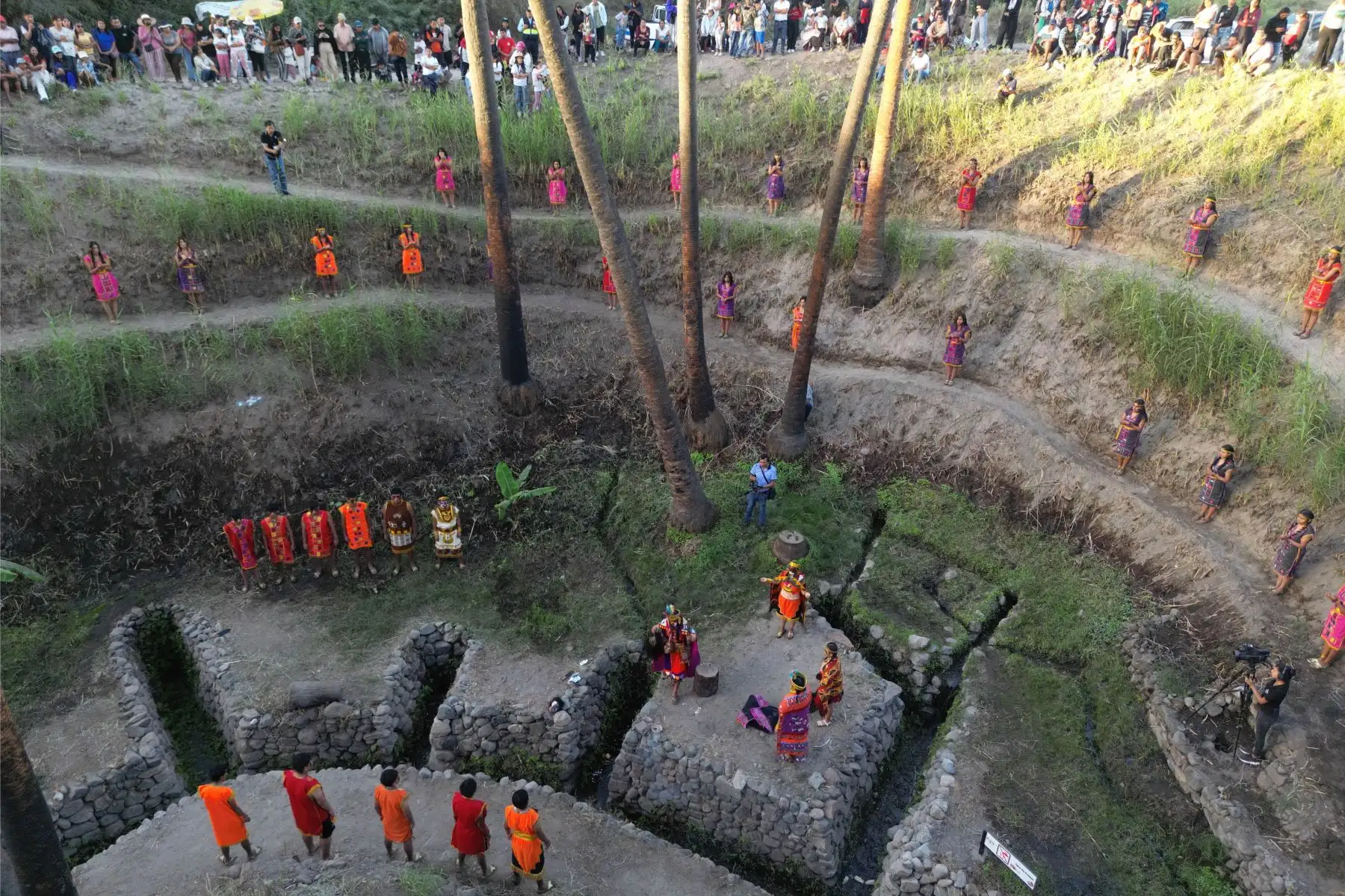 La escenificación, lo realizaron más de 50 estudiantes del Instituto Superior Tecnológico de Nasca, de la especialidad de turismo, que recrearon con fidelidad los rituales y cánticos que los antiguos nascas realizaban en honor al agua. Foto: Genry Bautista
