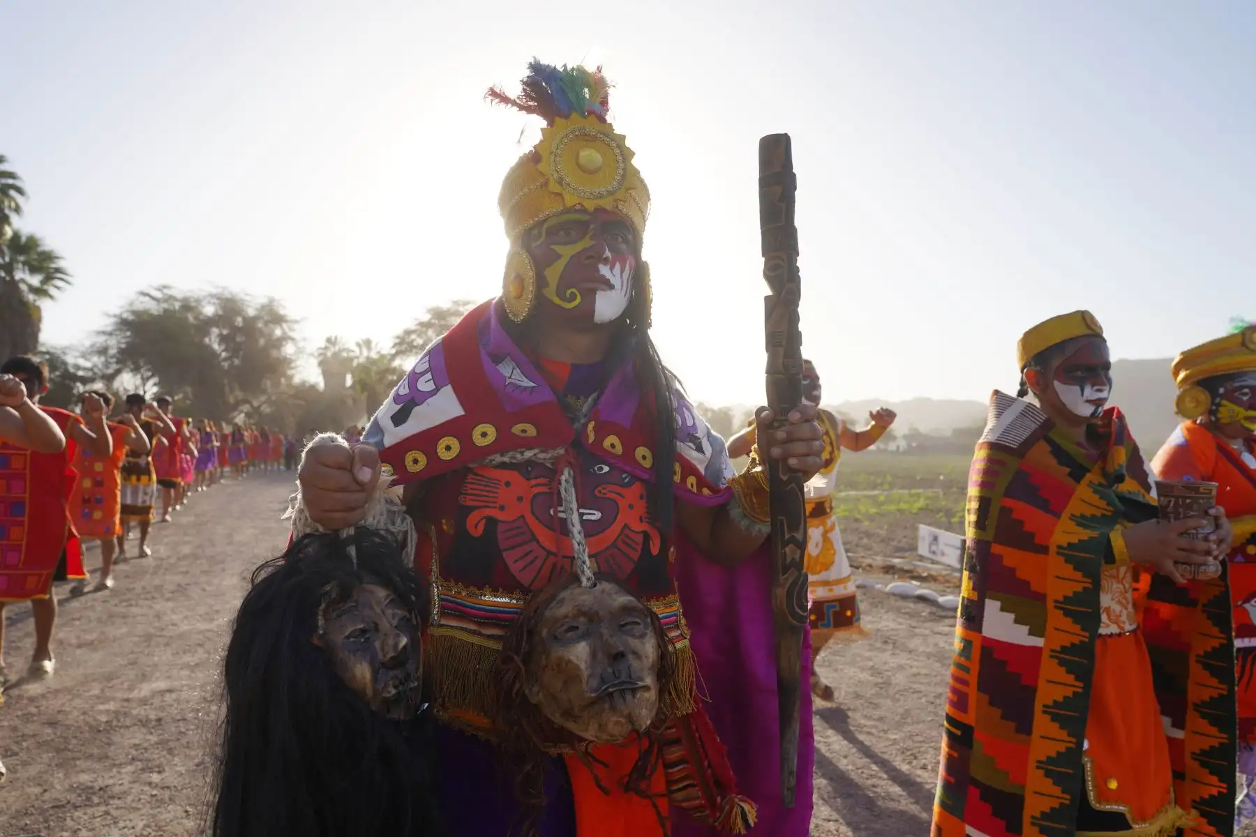 La escenificación, lo realizaron más de 50 estudiantes del Instituto Superior Tecnológico de Nasca, de la especialidad de turismo, que recrearon con fidelidad los rituales y cánticos que los antiguos nascas realizaban en honor al agua. Foto: Genry Bautista