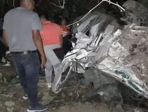 Ocho muertos y siete heridos deja la caída de una combi a un río. El trágico accidente ocurrió en el distrito de Marca, provincia de Recuay, en la sierra de Áncash.