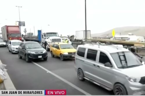 El tráfico se produce a la altura del puente Alipio Ponce, en el distrito de San Juan de Miraflores. ANDINA/ Captura de TV.