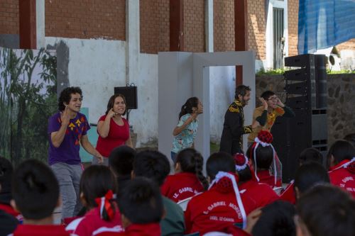 Ministerio de Cultura lleva función de Rosmery y El Libertador a escolares en Huarochirí.