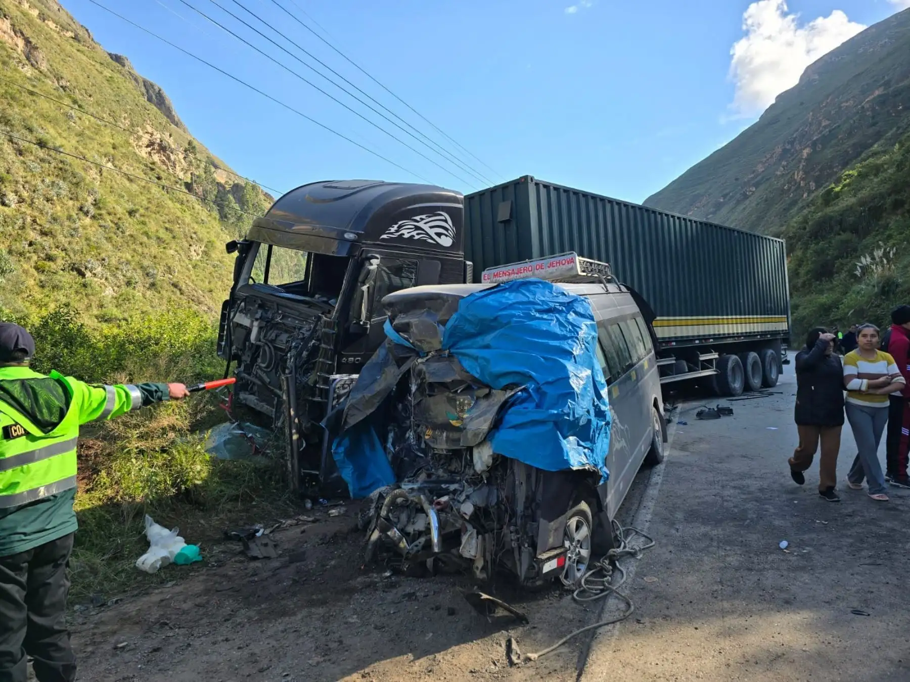 El choque frontal ocurrido esta mañana entre una combi y un semitráiler deja diez personas fallecidas y 16 heridas en la región Pasco. ANDINA/Difusión