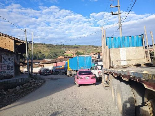 Decenas de vehículos varados por bloqueo de vías que se registran en las provincias de Pataz y Sánchez Carrión. Piquetes de ronderos de la zona impiden el tránsito de camiones y buses de transporte. ANDINA/Difusión