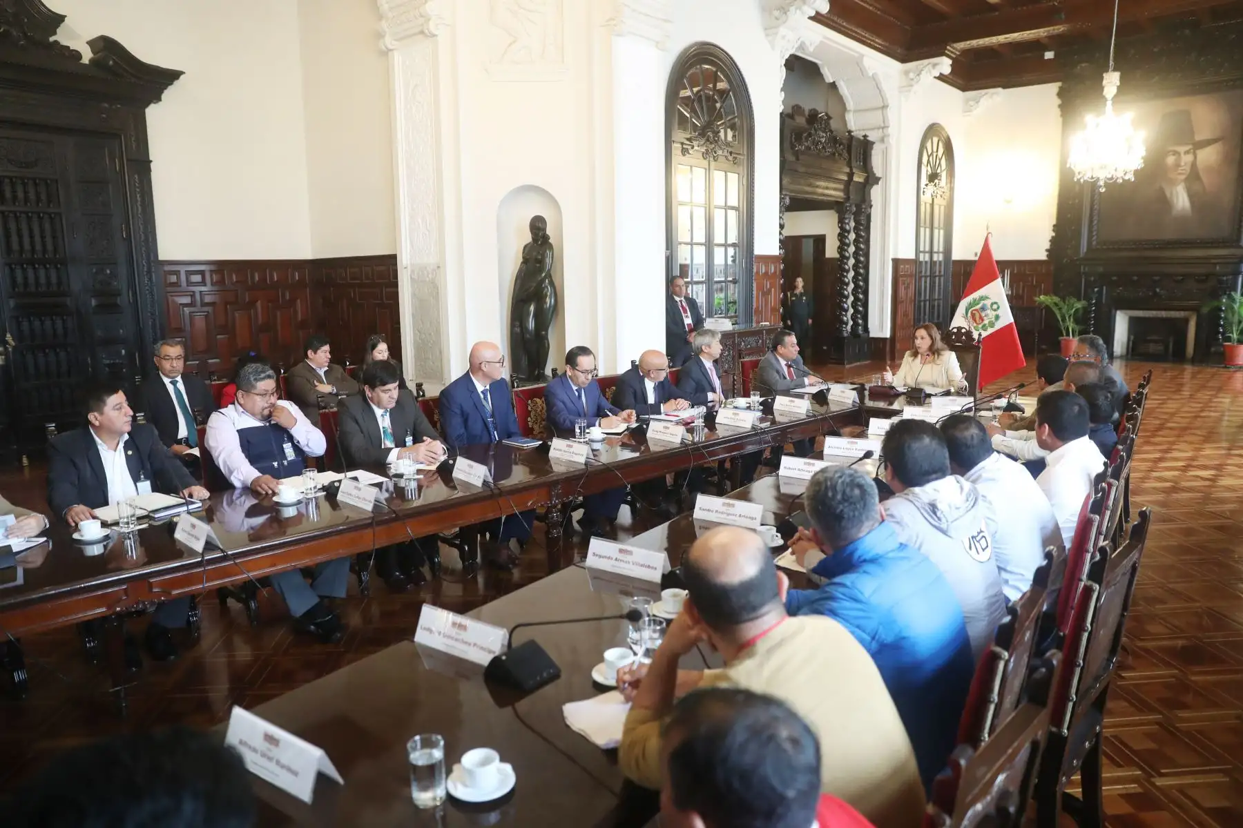 La presidenta Dina Boluarte sostuvo una reunión de trabajo, en Palacio de Gobierno, con alcaldes provinciales y distritales de las provincias de Pataz y Sánchez Carrión, de La Libertad. 
Foto: ANDINA/Prensa Presidencia