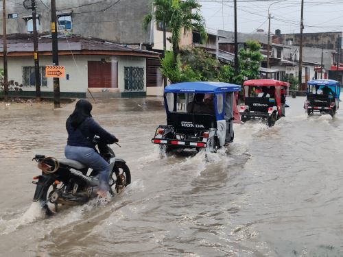 La ciudad de Iquitos soportó esta madrugada una lluvia intensa que dejó varias calles anegadas. La fuerte precipitación pluvial afectó también a otras localidades de Loreto. ANDINA/Difusión