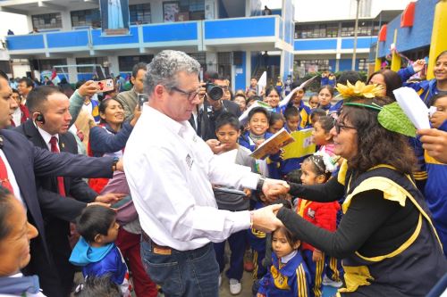 El ministro de Educación, Morgan Quero, inauguró malla que protege de rayos ultravioleta a estudiantes de colegio de Santiago de Surco. Foto: ANDINA/Difusión.