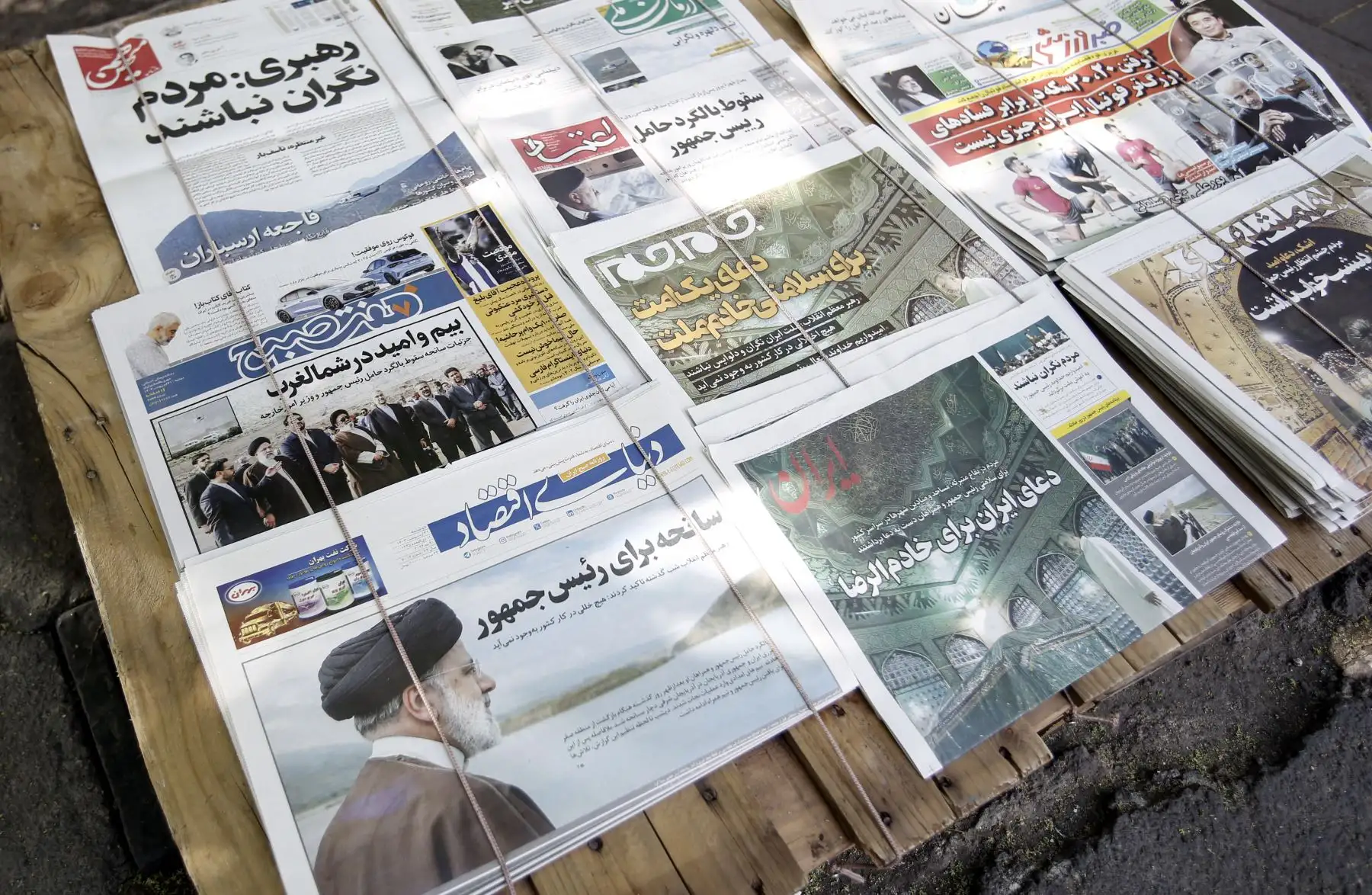 Los periódicos locales informan sobre el accidente del helicóptero del presidente iraní, Ebrahim Raisi, en los quioscos de Teherán, Irán. Foto: EFE