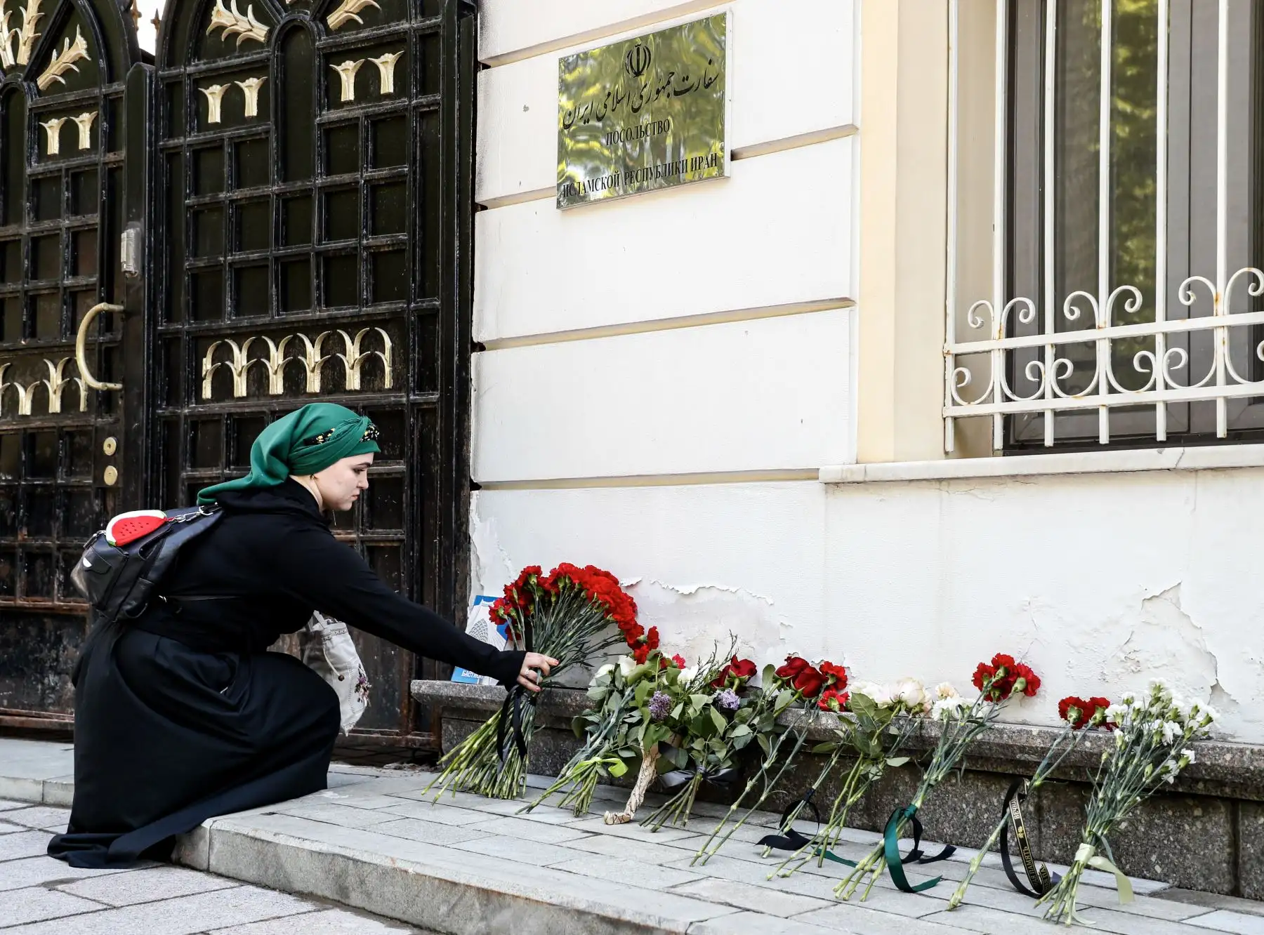 Una mujer deposita flores frente a la embajada de Irán en Moscú, Rusia, tras la muerte del presidente de Irán, Ebrahim Raisi, y del ministro de Asuntos Exteriores, Amir-Abdollahian. Foto: EFE