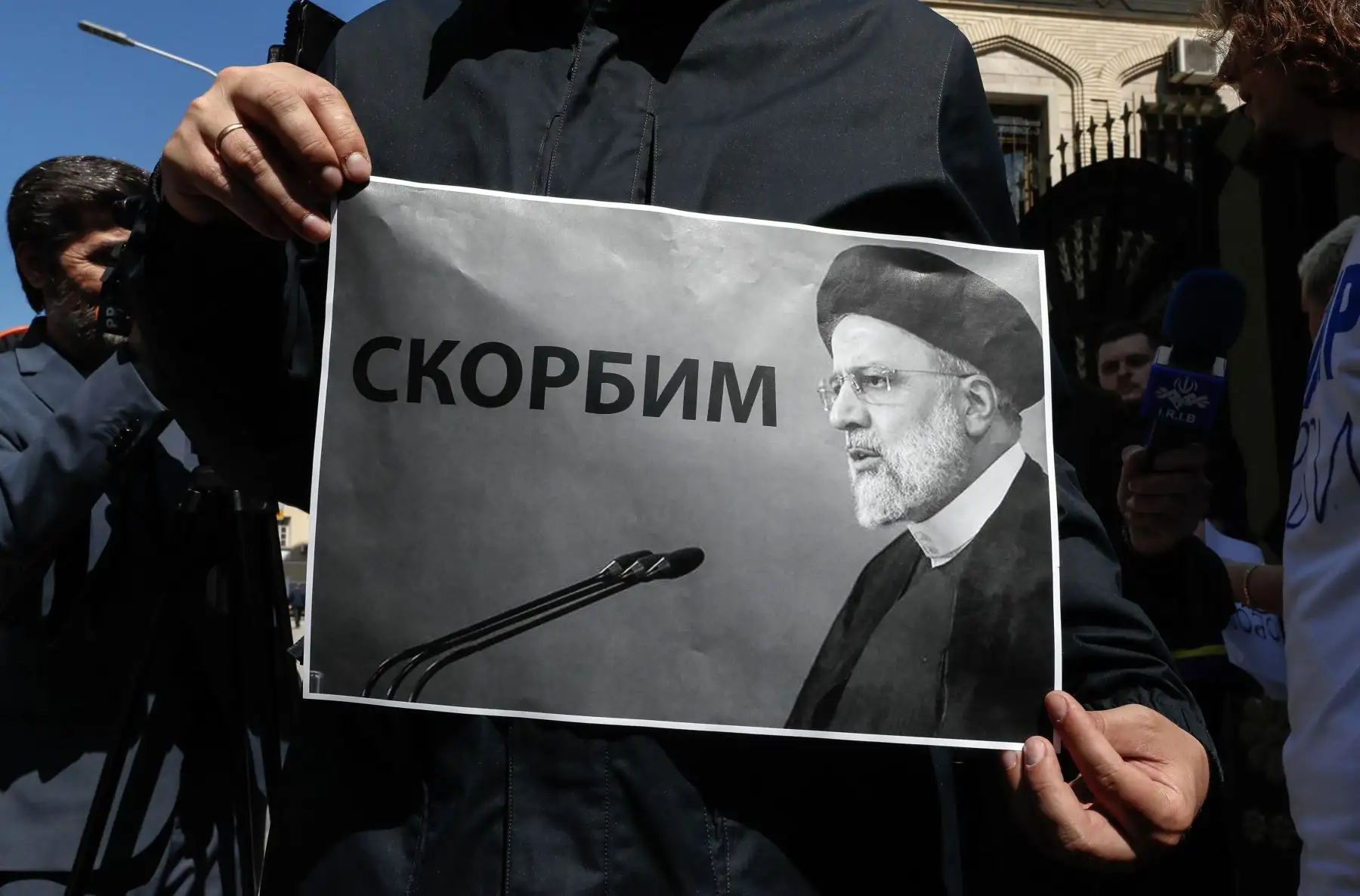 Una persona sostiene un retrato del difunto presidente iraní, Ebrahim Raisi, frente a la embajada iraní en Moscú, Rusia. Foto: EFE