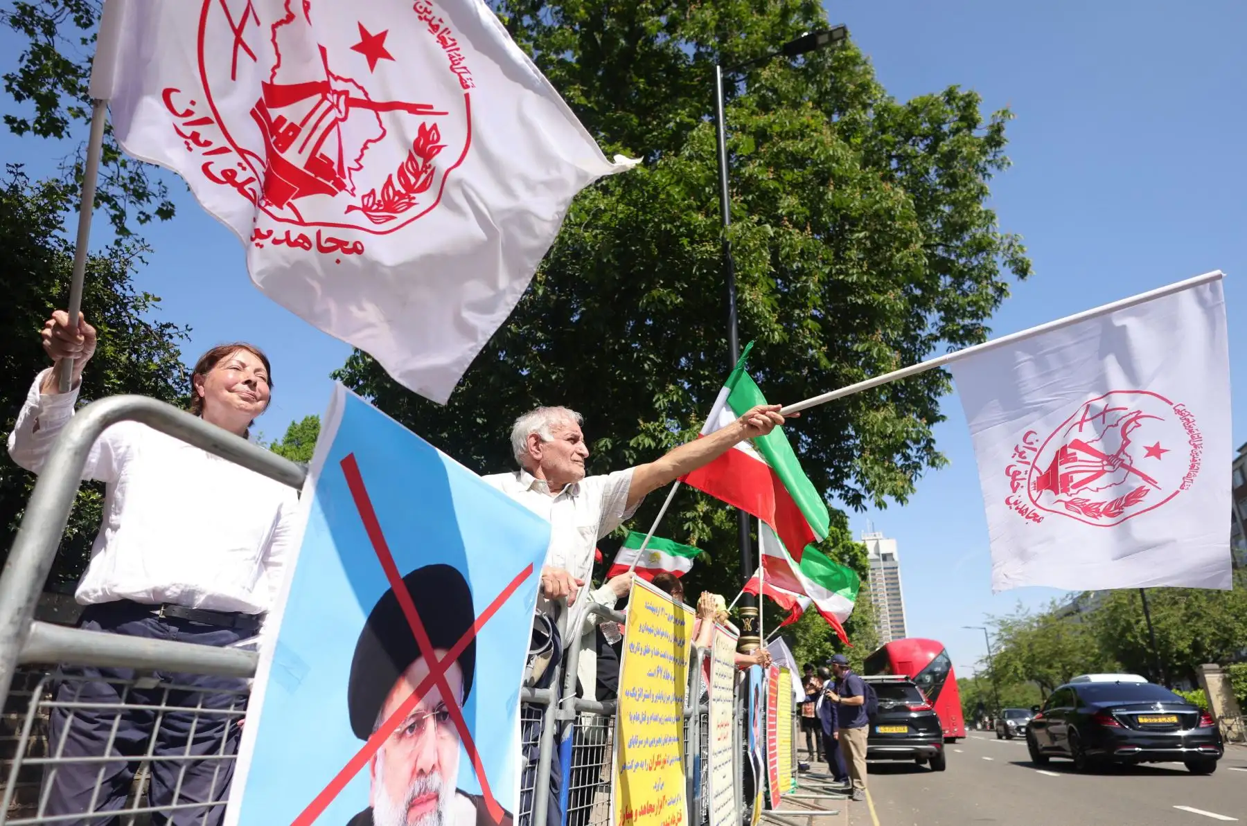Manifestantes del grupo antigubernamental Consejo Nacional de Resistencia de Irán reaccionan frente a la Embajada de Irán en Londres, Gran Bretaña, luego de confirmarse la muerte del presidente Ebrahim Raisi. Foto: EFE