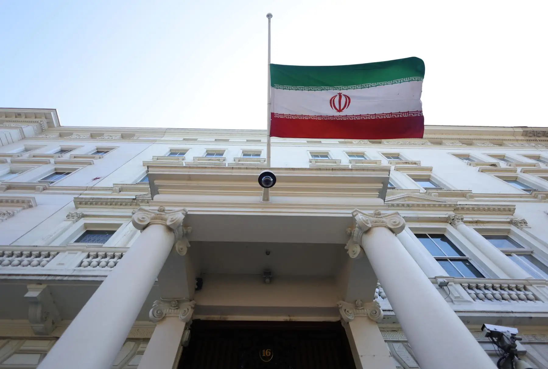 La bandera iraní ondea a media asta en la embajada de Irán en Londres, Gran Bretaña. El Presidente de Irán, Ebrahim Raisi, el Ministro de Asuntos Exteriores Hossein Amir-Abdollahian y varias otras personas murieron en un accidente de helicóptero el 19 de mayo de 2024, después de una visita oficial en el noroeste de Irán, cerca de la frontera con Azerbaiyán, confirmó el gobierno iraní. Foto: EFE