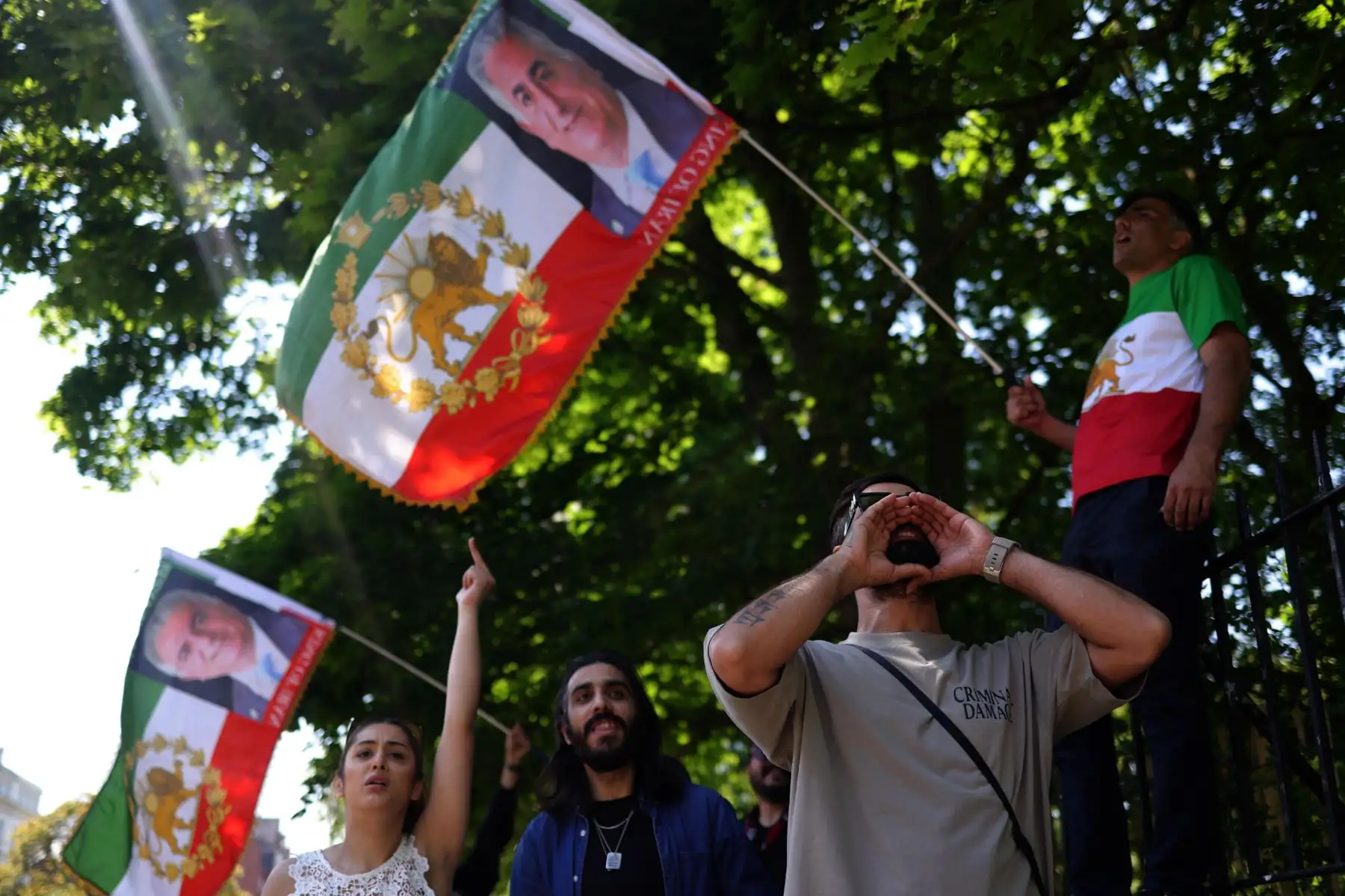 Los manifestantes reaccionan frente a la Embajada de Irán en Londres, Gran Bretaña, al confirmarse la muerte del presidente de Irán, Ebrahim Raisi, el Ministro de Asuntos Exteriores Hossein Amir-Abdollahian y varios funcionarios en un accidente de helicóptero el 19 de mayo de 2024, después de una visita oficial al noroeste de Irán cerca la frontera con Azerbaiyán, confirmó el gobierno iraní. Foto: EFE