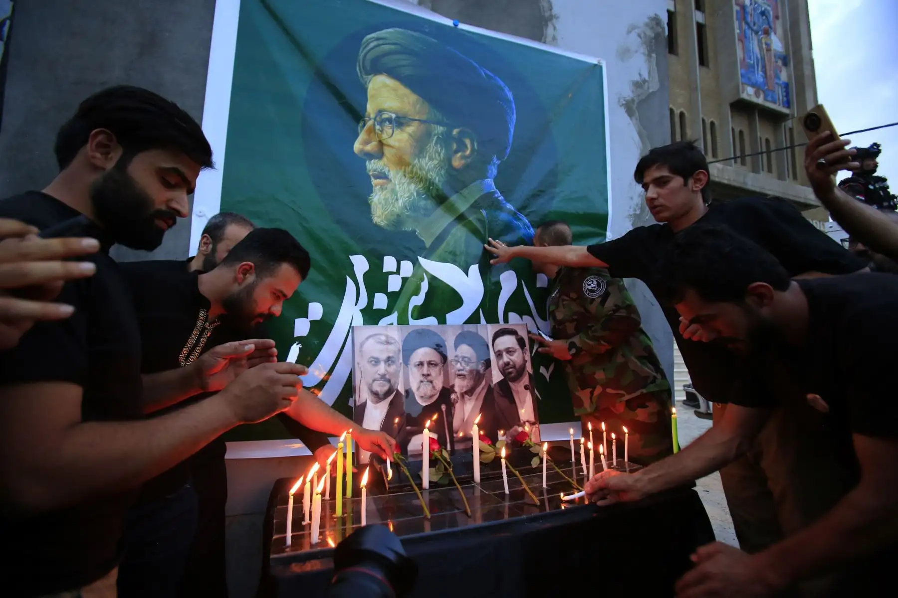 Los partidarios de las Fuerzas de Movilización Popular Chiíta iraquíes, respaldadas por Irán, encienden velas durante una vigilia frente a la embajada de Irán en Bagdad, Irak. El Presidente de Irán, Ebrahim Raisi, el Ministro de Asuntos Exteriores Hossein Amir -Abdollahian y varias personas más murieron en un accidente de helicóptero el 19 de mayo de 2024, después de una visita oficial al noroeste de Irán, cerca de la frontera con Azerbaiyán, confirmó el gobierno iraní. Foto: EFE
