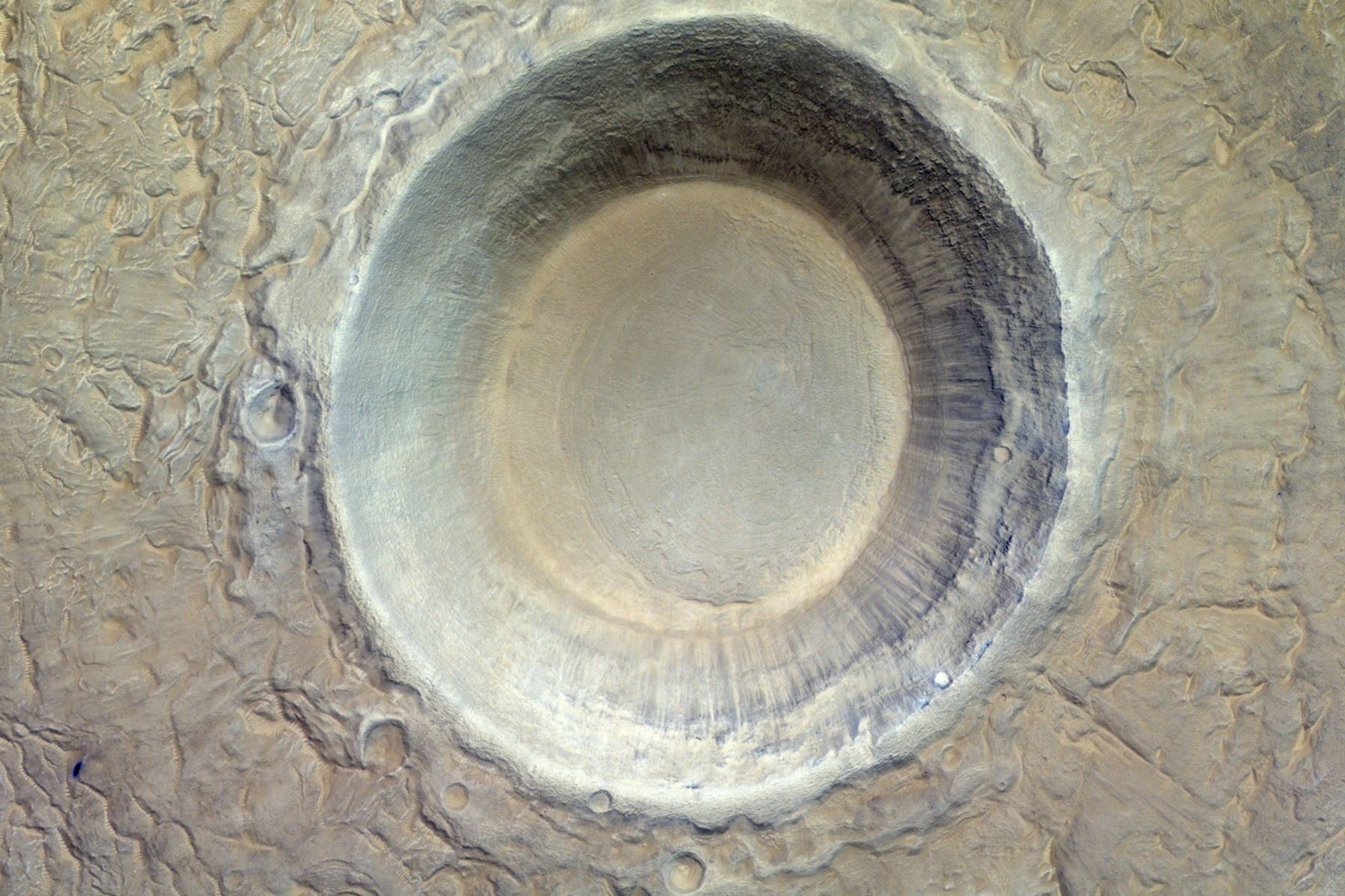 Conoce el gigante cráter descubierto en la superficie de Marte.
