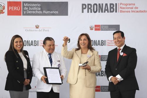 Presidenta de la república, Dina Boluarte, realiza entrega de vehículos incautados y administrados por el PRONABI