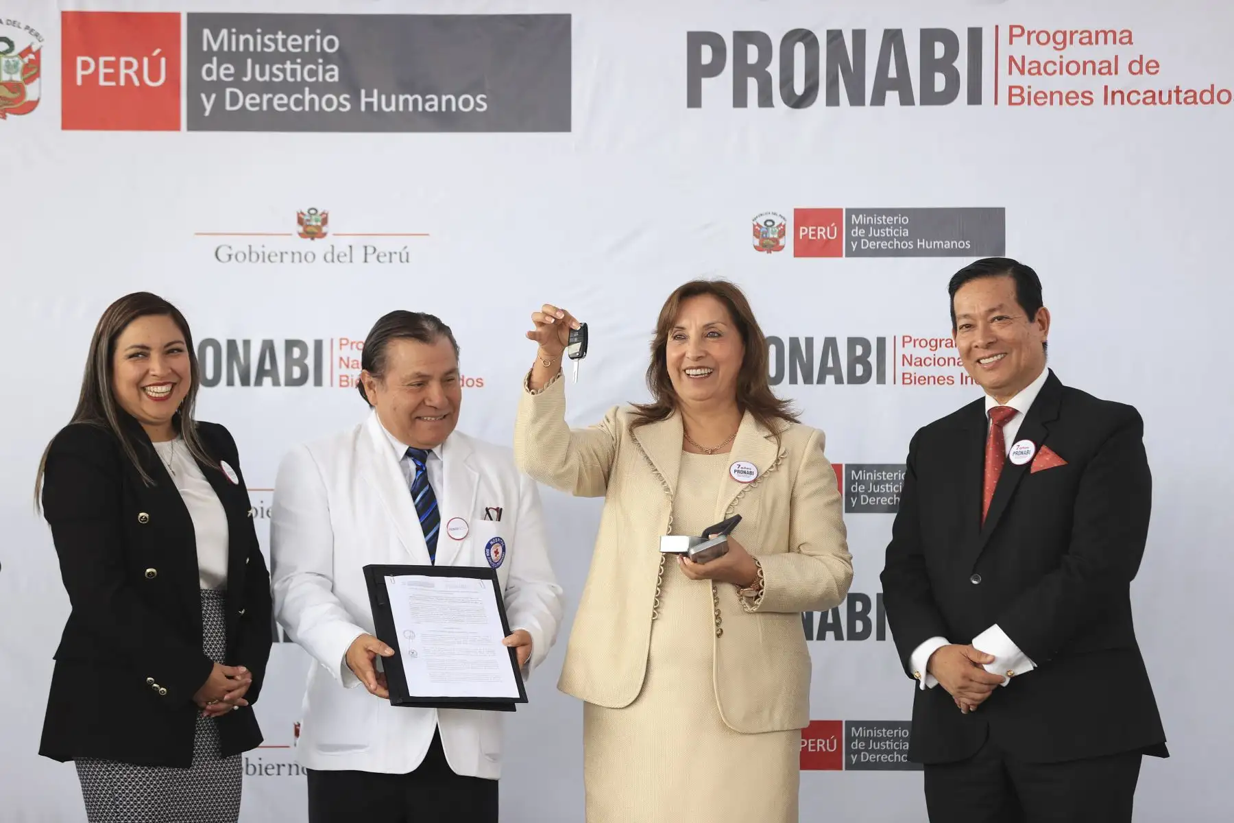 Presidenta de la república, Dina Boluarte, realiza entrega de vehículos incautados y administrados por el PRONABI. Foto: ANDINA/Prensa Presidencia