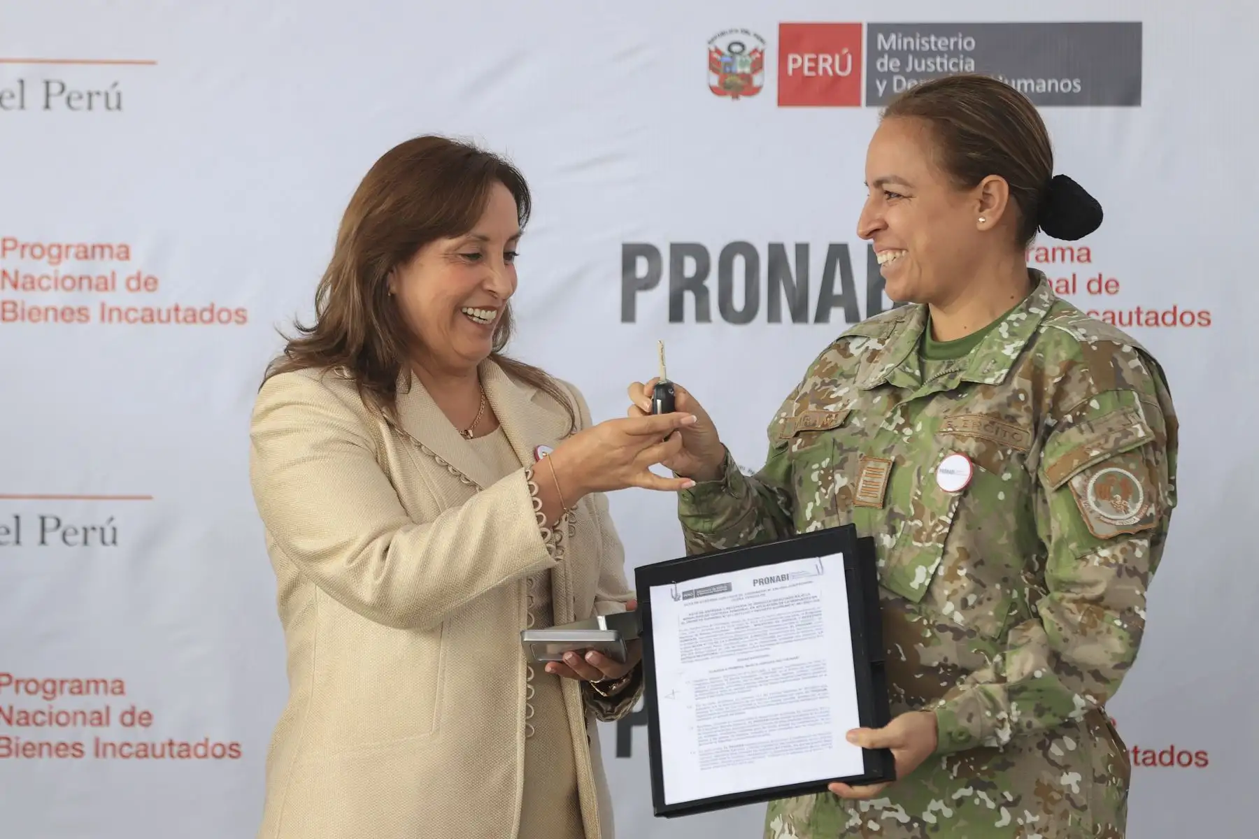 Presidenta de la república, Dina Boluarte, realiza entrega de vehículos incautados y administrados por el PRONABI. Foto: ANDINA/Prensa Presidencia