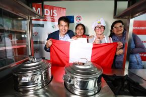 Madres de comedores populares y ollas comunes recibieron equipos que les permitirán mejorar sus ingresos. Foto: ANDINA/Difusión