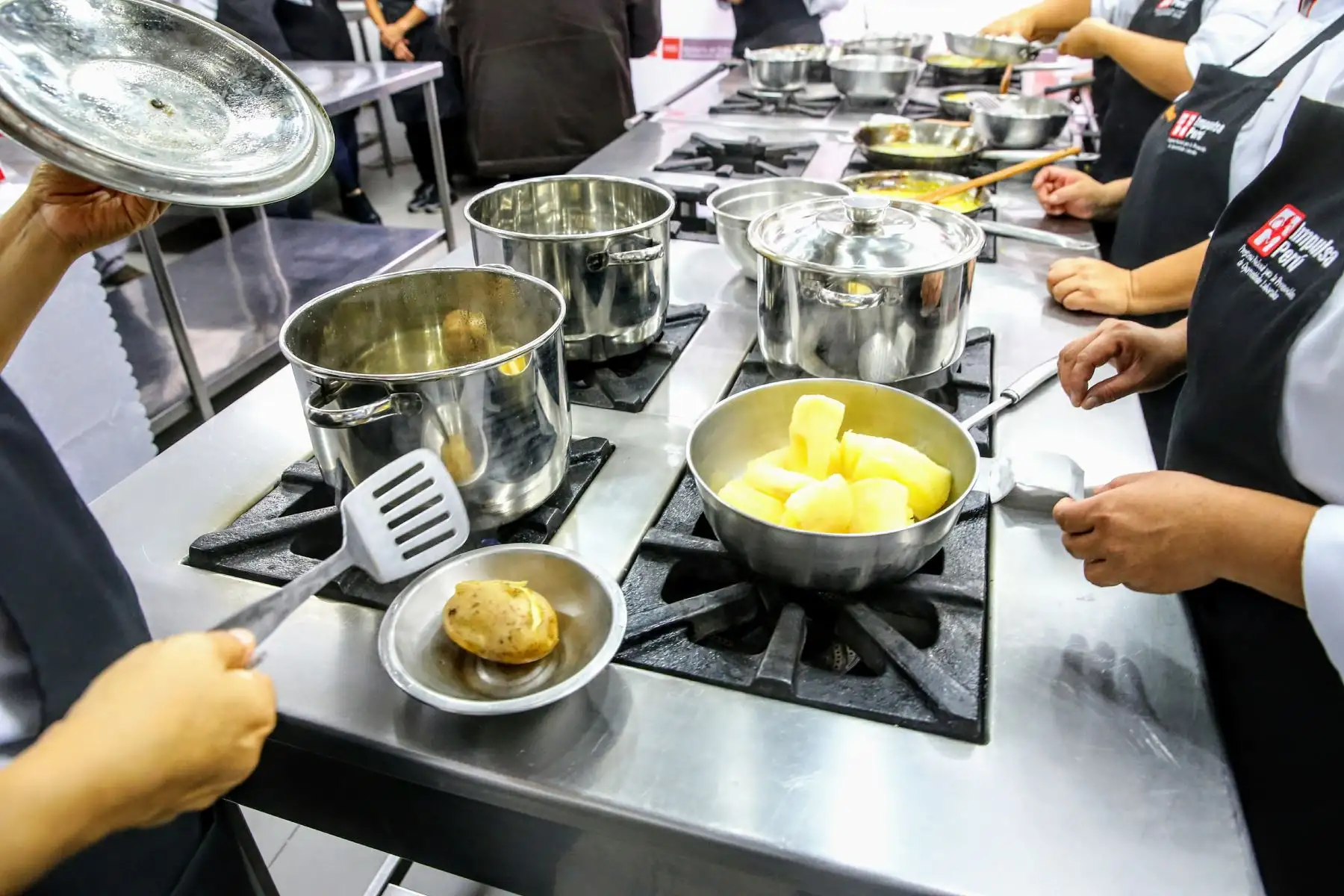 Estudiantes de gastronomía. Foto: ANDINA/Luis Iparraguirre