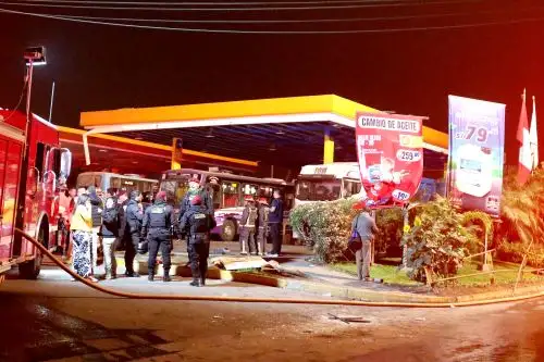 La deflagración ocurrió alrededor de las 4:20 p. m. en el grifo Espinoza S.A.C., ubicado en el cruce de las avenidas Lima y Pachacútec, en VMT. Foto: ANDINA/Héctor Vinces