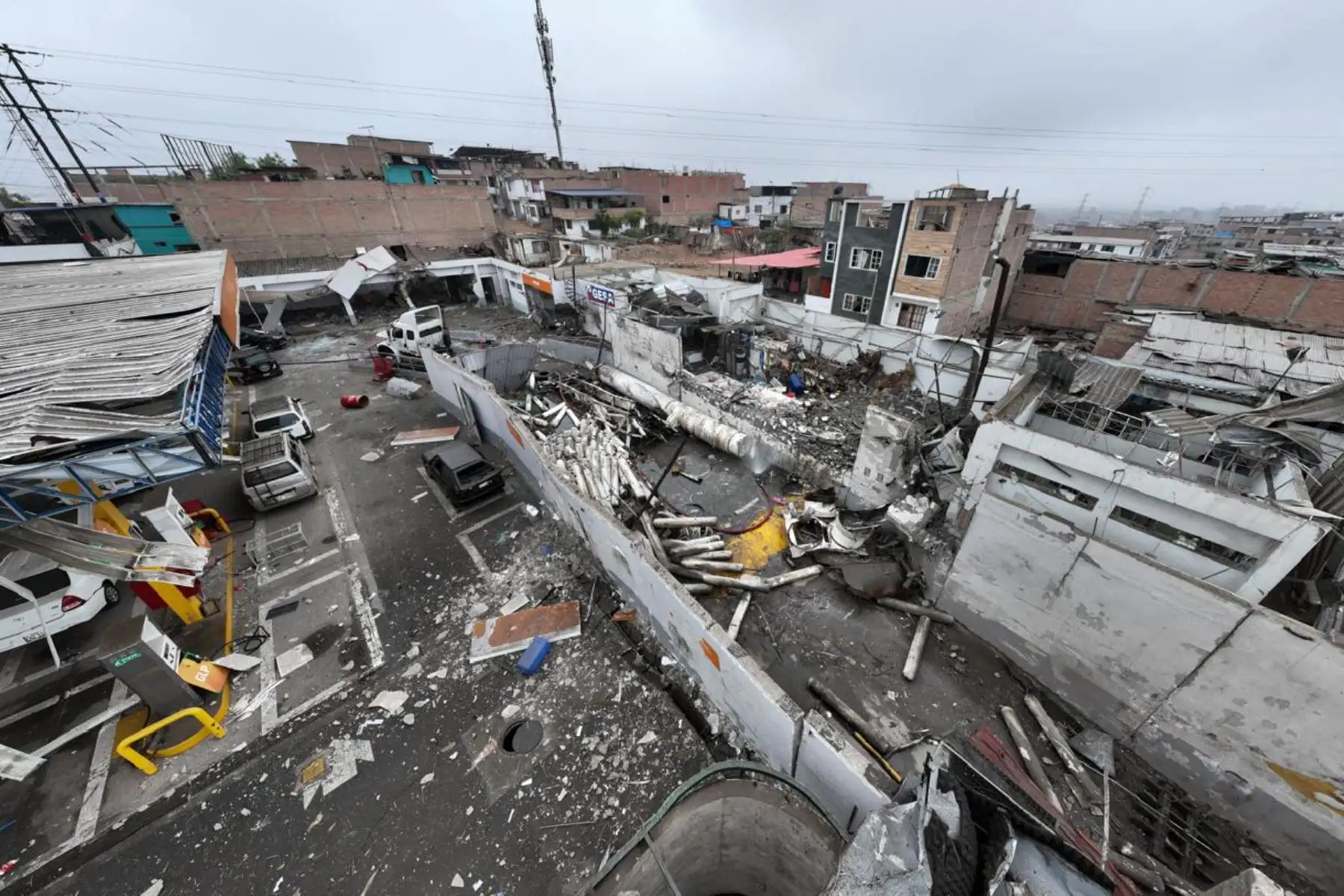 A 40 se elevó el número de heridos a causa de la deflagración por fuga de gas natural vehicular (GNV) ocurrido en un grifo ubicado en el distrito de Villa María del Triunfo, donde, además, un hombre perdió la vida. Foto: ANDINA/Braian Reyna
