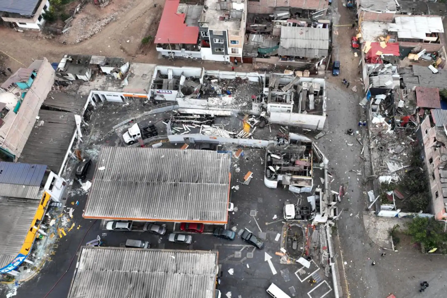 EL Hospital de Emergencias Villa El Salvador (HEVES) recibió a 17 heridos, 12 de ellos adultos y 5 pediátricos con heridas y policontusiones. A esta hora, 7 personas (3 adultos y 4 pediátricos) ya fueron dados de alta. Mientras tanto, en el Hospital María Auxiliadora se recibieron 3 heridos, 2 adultos y 1 niño, los tres policontusos. Un menor fue dado de alta.  Foto: ANDINA/Braian Reyna