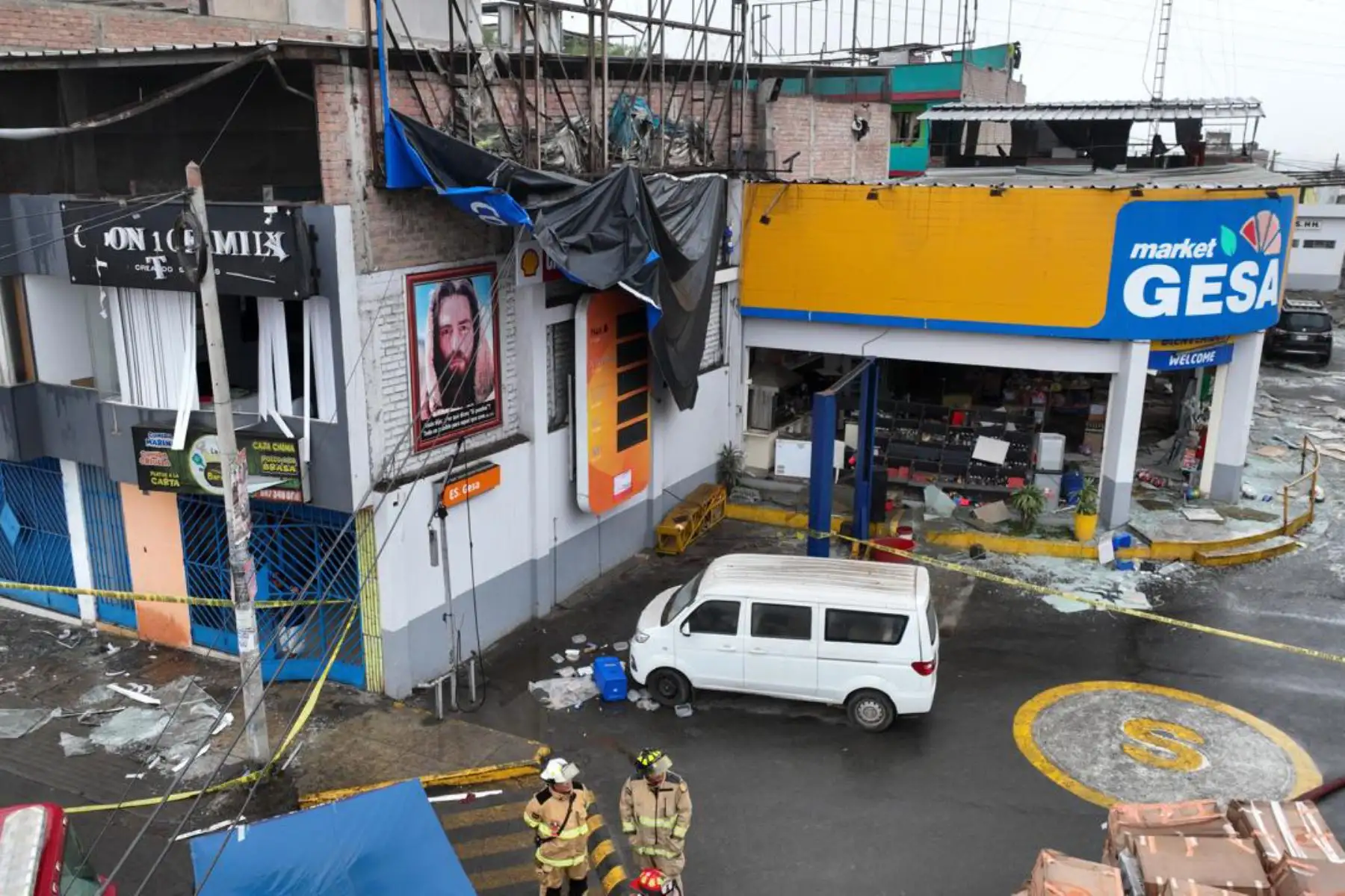 Se ha procedido a cortar el servicio de electricidad en la zona y se ha pedido a los ciudadanos que no enciendan ningún producto inflamable a fin de reducir el riesgo de otra deflagración. Foto: ANDINA/Braian Reyna