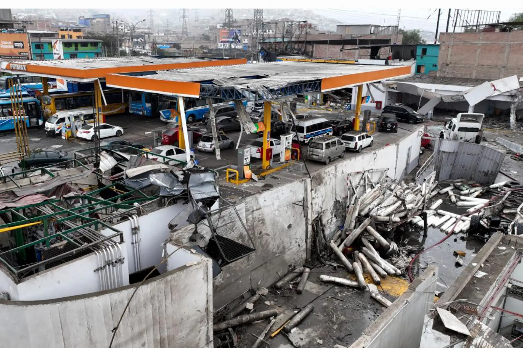 Se ha procedido a cortar el servicio de electricidad en la zona y se ha pedido a los ciudadanos que no enciendan ningún producto inflamable a fin de reducir el riesgo de otra deflagración. Foto: ANDINA/Braian Reyna