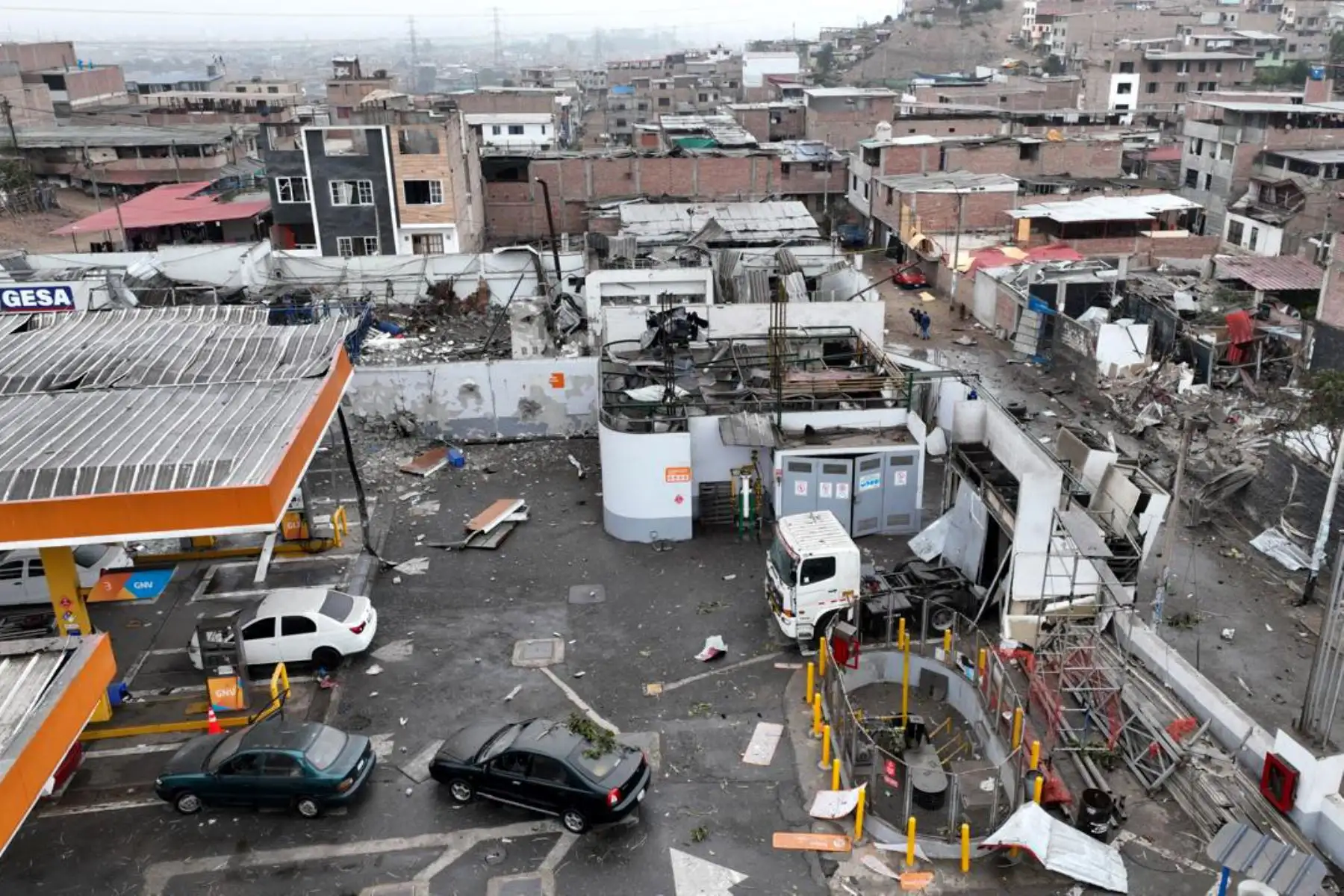 El Ministerio de Energía y Minas (Minem) informó que viene coordinando con el Organismo Supervisor de la Inversión en Energía y Minería (Osinergmin) la supervisión en el sur de Lima, a fin de determinar las causas de la deflagración de esta tarde en el grifo Espinoza SAC de Villa María del Triunfo y tomar las medidas que correspondan. Foto: ANDINA/Braian Reyna
