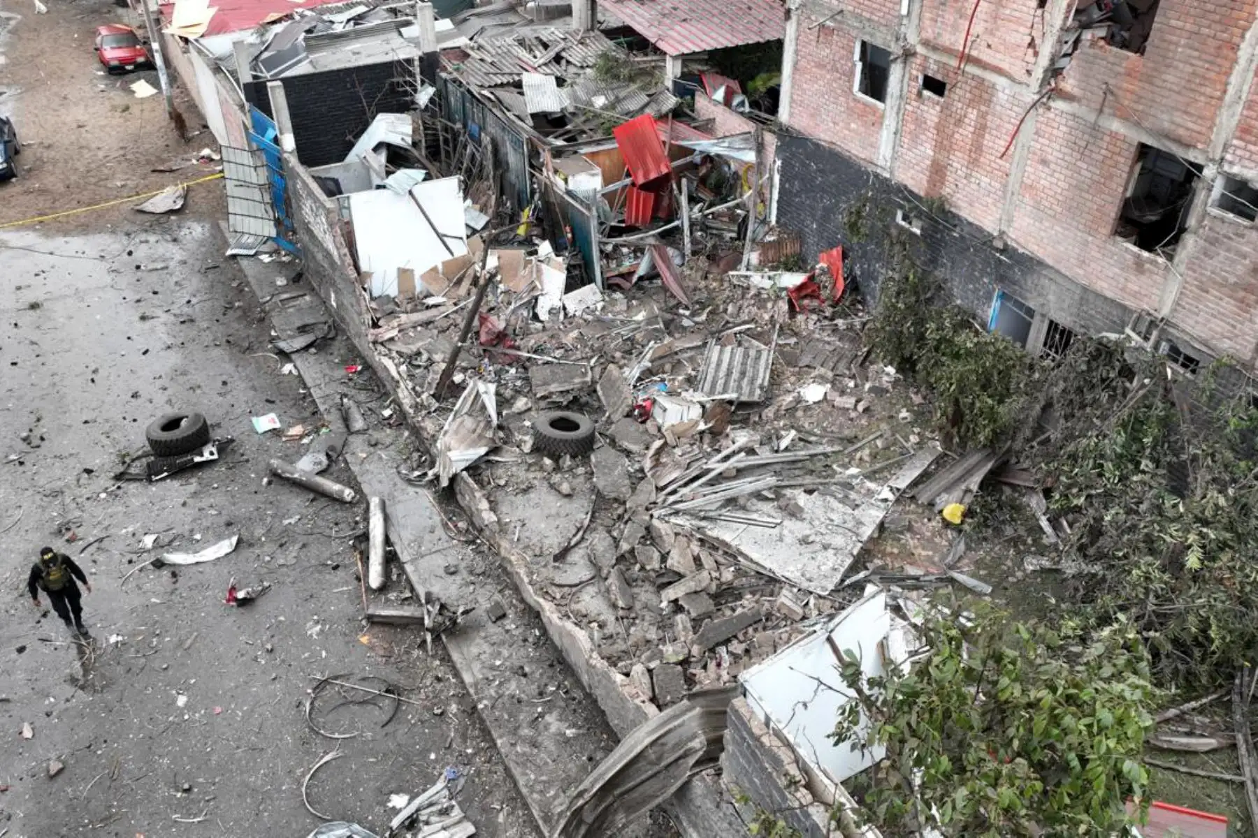 Se ha procedido a cortar el servicio de electricidad en la zona y se ha pedido a los ciudadanos que no enciendan ningún producto inflamable a fin de reducir el riesgo de otra deflagración. Foto: ANDINA/Braian Reyna