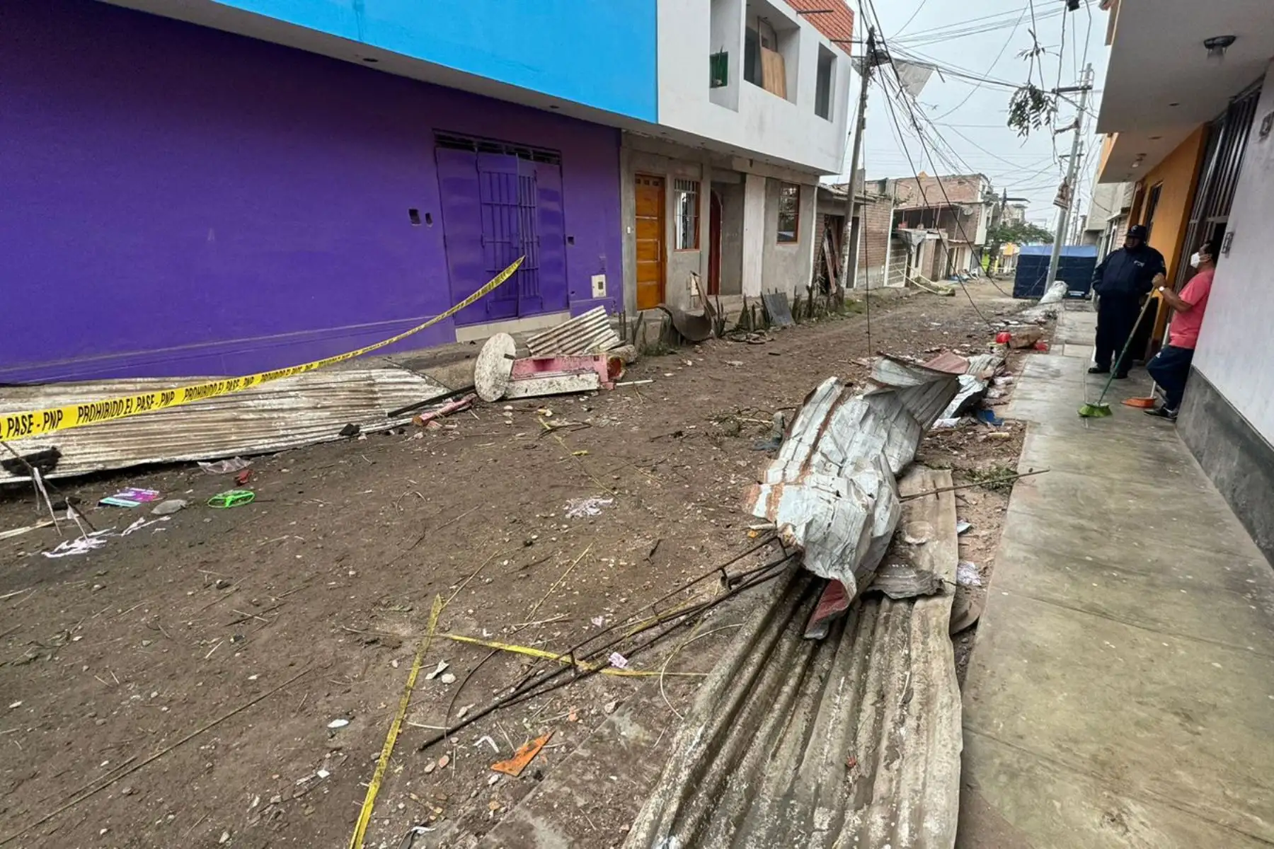 Decenas de casas y negocios dañados tras la deflagración en el grifo por la fuga de gas de natural vehicular (GNV) en el distrito de Villa María del Triunfo. Foto: ANDINA/Braian Reyna