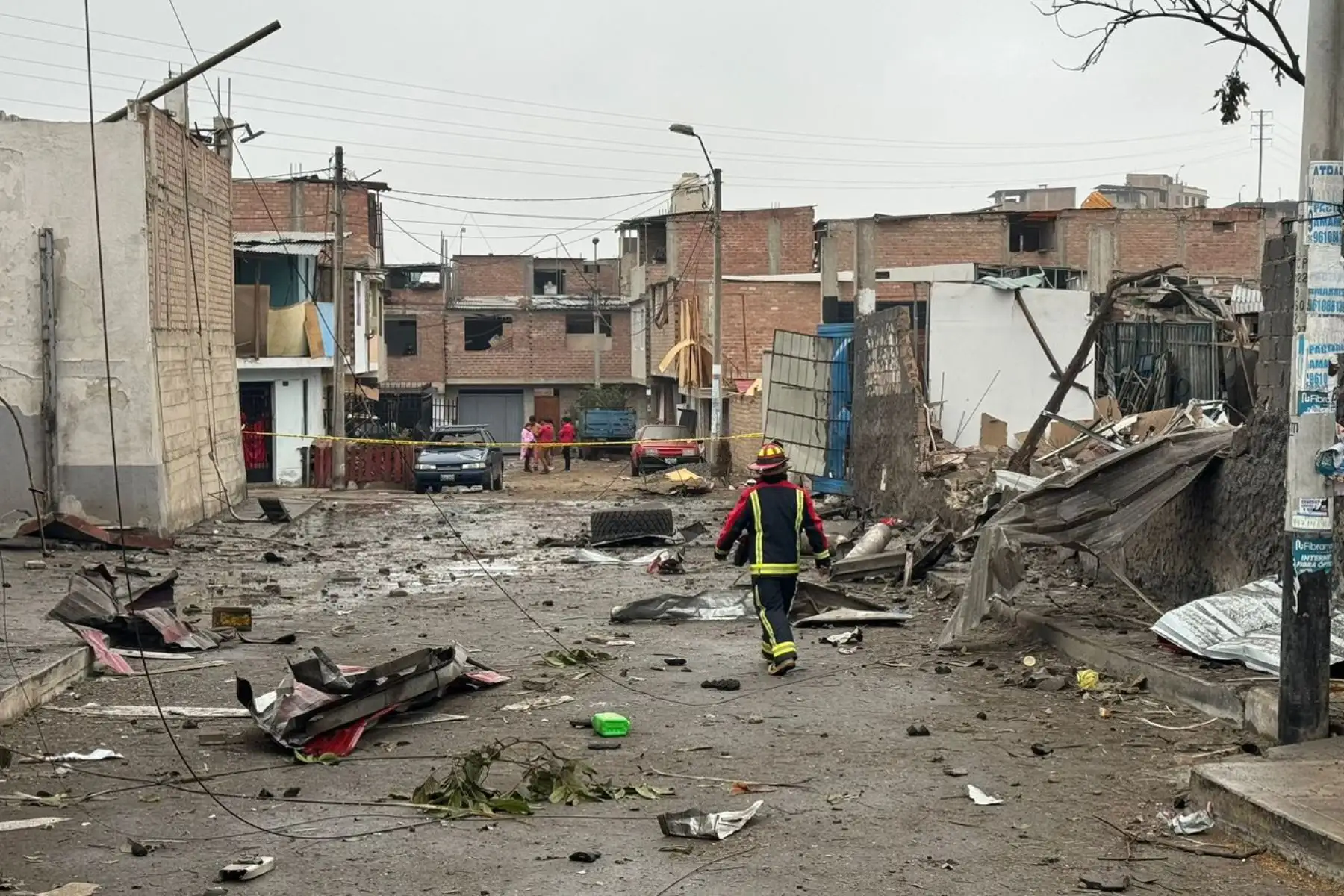 Decenas de casas y negocios dañados tras la deflagración en el grifo por la fuga de gas de natural vehicular (GNV) en el distrito de Villa María del Triunfo. Foto: ANDINA/Braian Reyna