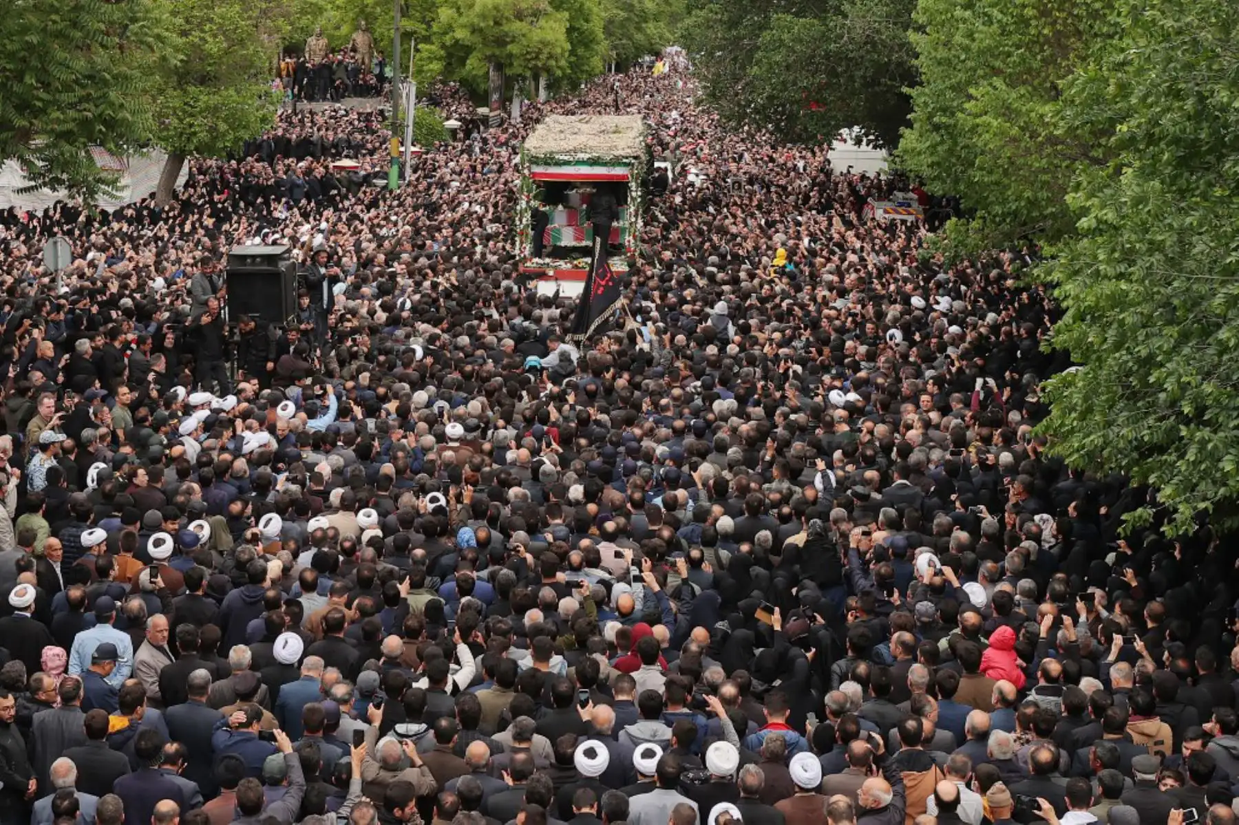 Esta imagen proporcionada por la oficina del presidente iraní muestra a los dolientes caminando en la procesión fúnebre en Tabriz, la capital de la provincia iraní de Azerbaiyán Oriental, del difunto presidente Ebrahim Raisi y otras siete personas que murieron con él en un accidente de helicóptero hace dos días.
Foto: ANDINA/AFP