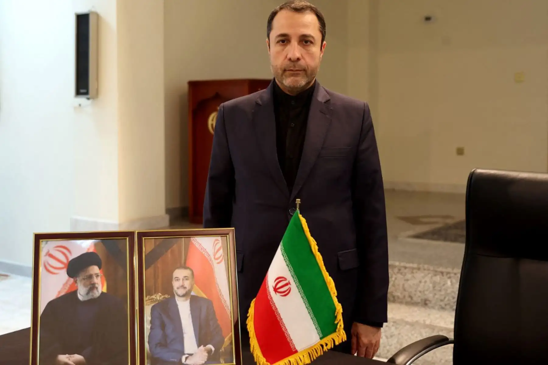 El embajador de Irán en Qatar, Ali Salehabadi, posa durante una ceremonia para el difunto presidente de Irán, Ebrahim Raisi, y otros dignatarios que murieron en un accidente de helicóptero, en la embajada de Irán en Qatar.
Foto. ANDINA/ AFP