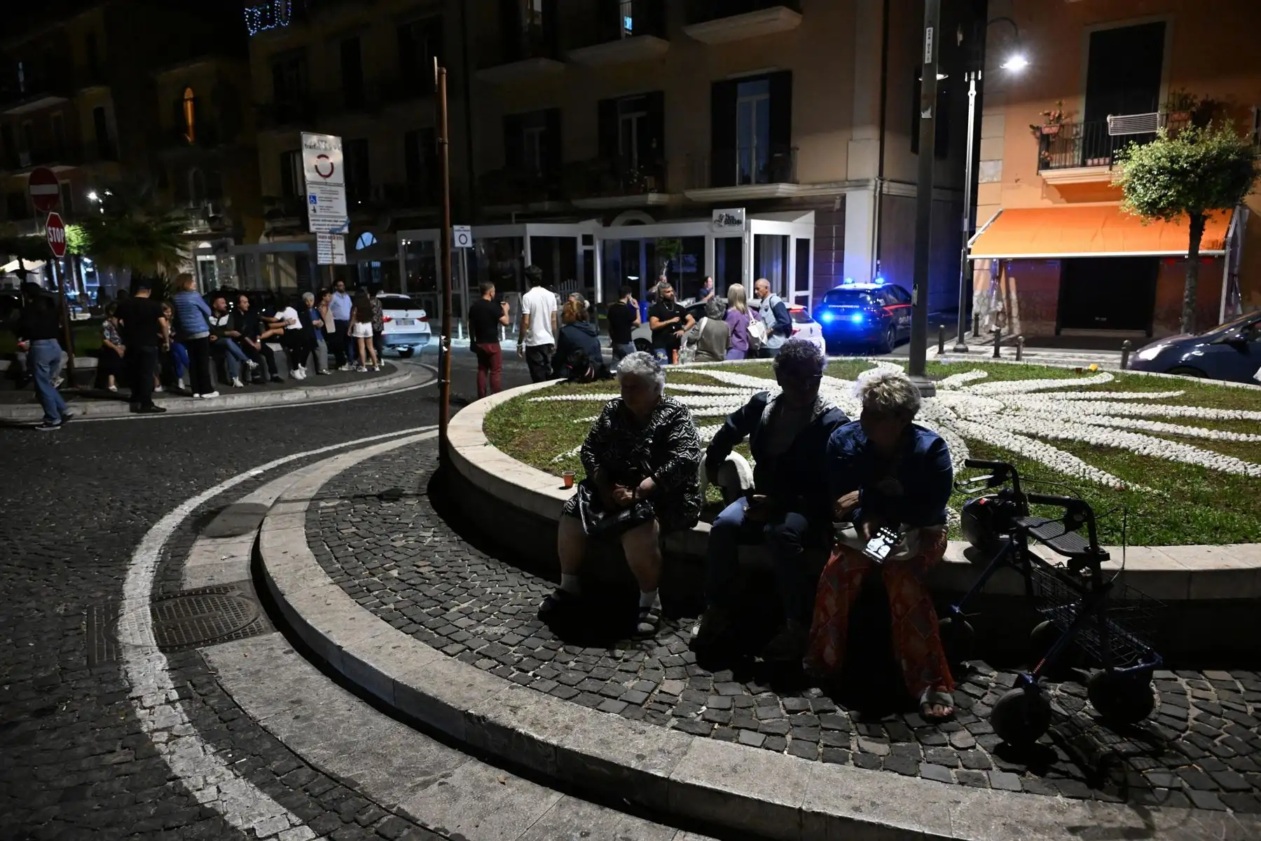 La gente se reúne en una zona segura en la calle frente al mar entre Nápoles y Pozzuoli después del terremoto, en Nápoles, sur de Italia, Según el Instituto Nacional de Geofísica y Vulcanología, el terremoto de magnitud 4,4. Foto: ANDINA/EFE