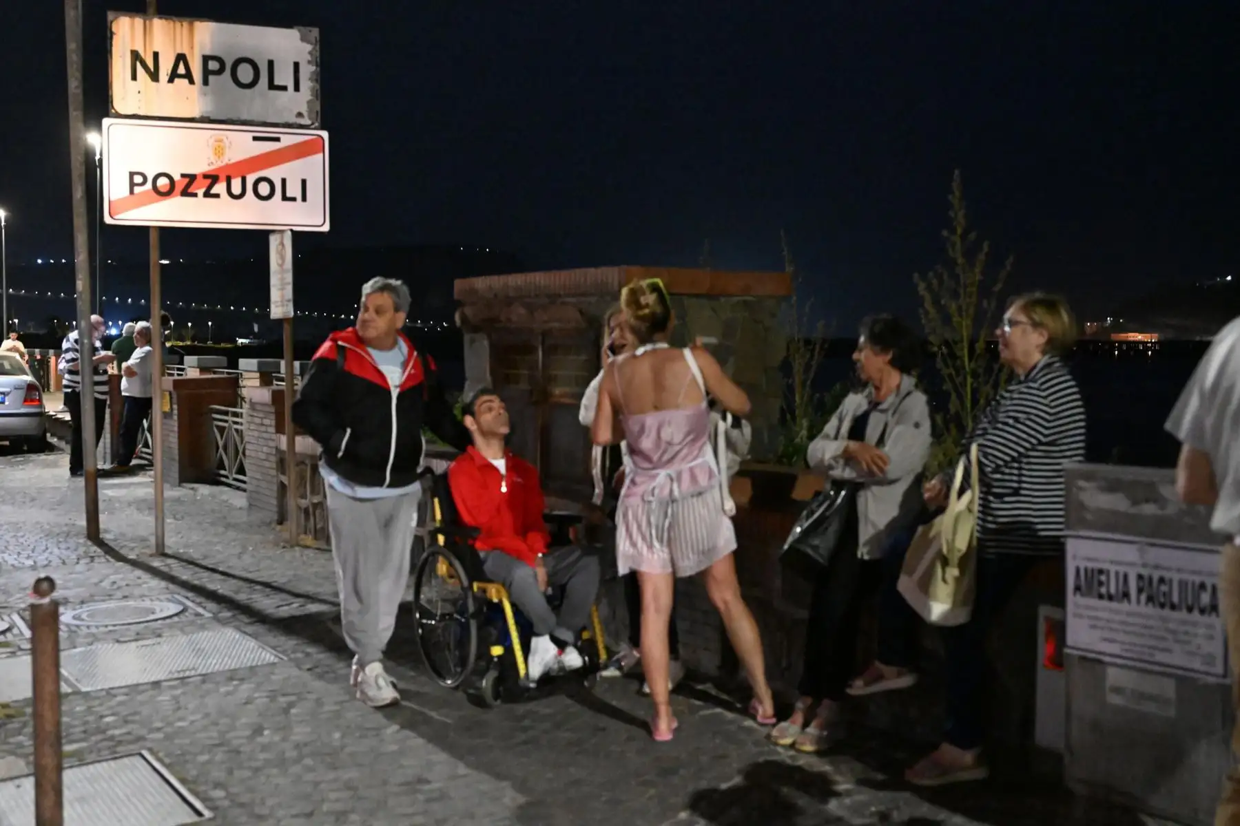 La gente se reúne en una zona segura en la calle frente al mar entre Nápoles y Pozzuoli después del terremoto, en Nápoles, sur de Italia. Según el Instituto Nacional de Geofísica y Vulcanología, el terremoto de magnitud 4,4. Foto: ANDINA/EFE