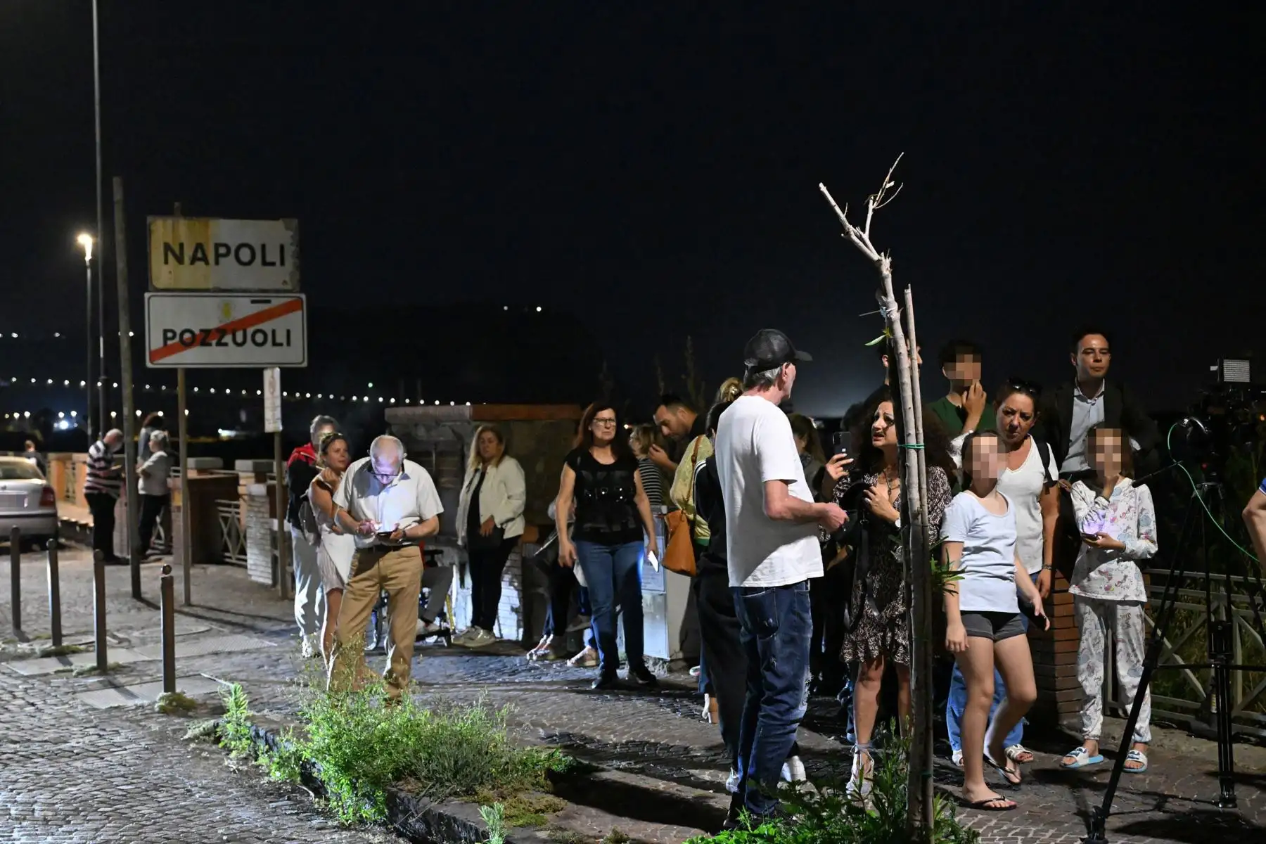 La gente se reúne en una zona segura en la calle frente al mar entre Nápoles y Pozzuoli después del terremoto, en Nápoles, sur de Italia. Según el Instituto Nacional de Geofísica y Vulcanología, el terremoto de magnitud 4,4. Foto: ANDINA/EFE