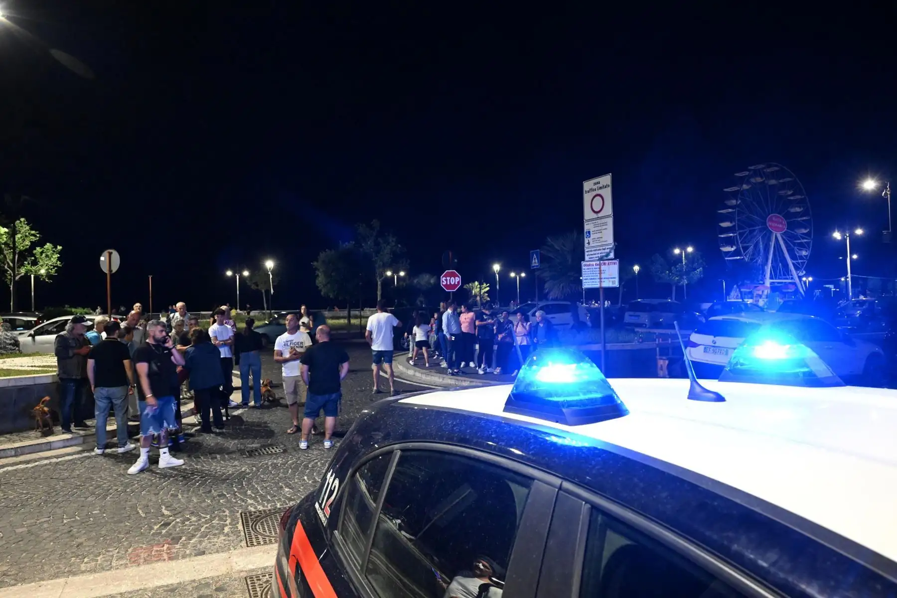Un coche de policía vigila la situación mientras la gente se reúne en una zona segura en la calle frente al mar entre Nápoles y Pozzuoli después del terremoto, en Nápoles, sur de Italia. Según el Instituto Nacional de Geofísica y Vulcanología, el terremoto de magnitud 4,4. 
Foto. ANDINA/EFE