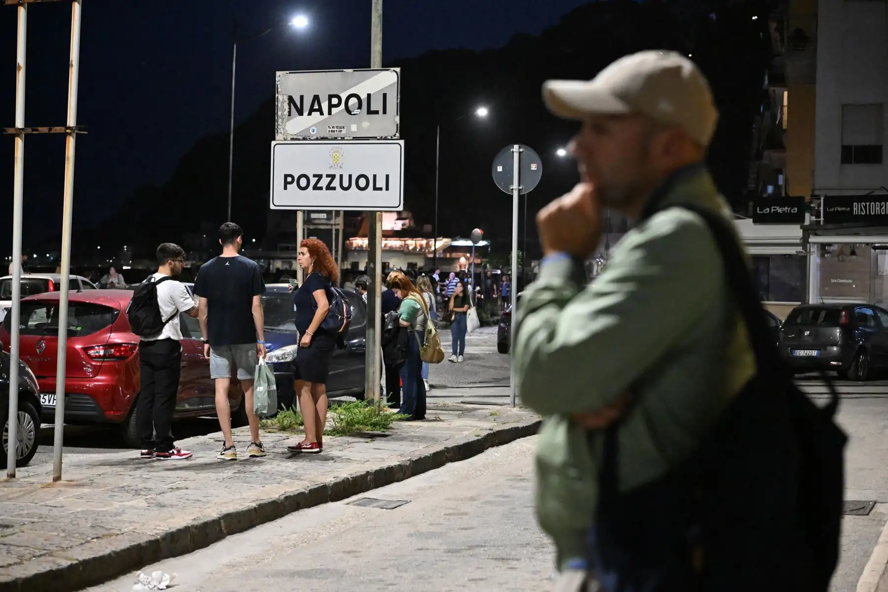 La gente se reúne en una zona segura en la calle frente al mar entre Nápoles y Pozzuoli después del terremoto, en Nápoles, sur de Italia. Según el Instituto Nacional de Geofísica y Vulcanología, el terremoto de magnitud 4,4. 
Foto: ANDINA/ EFE