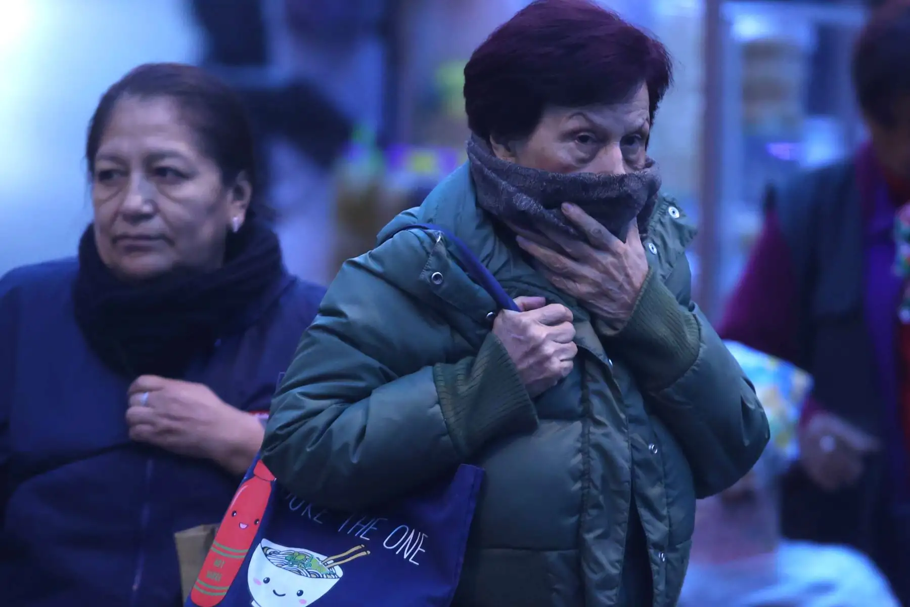 Desde las primeras horas de la mañana, en diversos distritos de la capital, obligó a la población a salir más abrigada que de costumbre, algunos incluso hasta utilizaron gorros gruesos y bufandas. Foto: ANDINA/ Carlos Lezama Villantoy