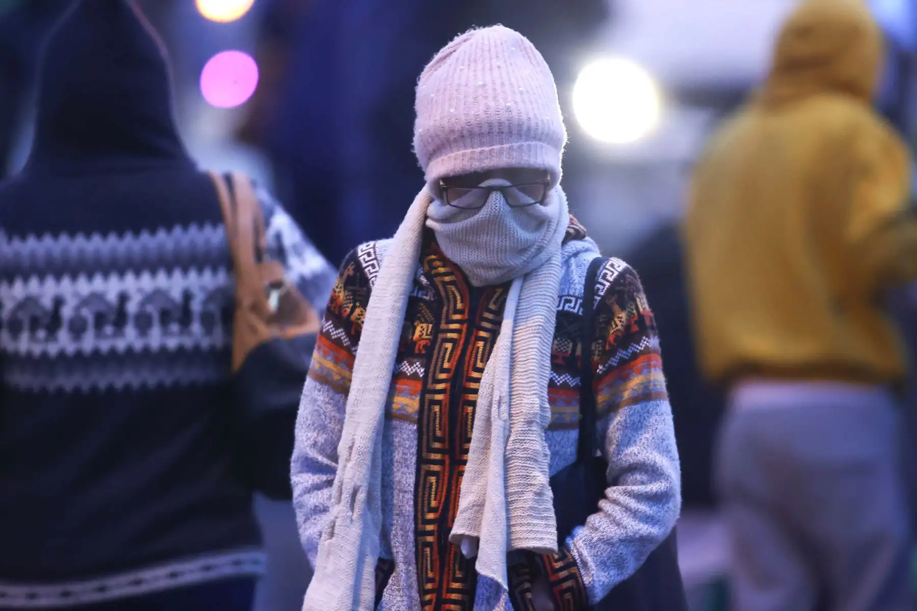 Desde las primeras horas de la mañana, en diversos distritos de la capital, obligó a la población a salir más abrigada que de costumbre, algunos incluso hasta utilizaron gorros gruesos y bufandas. Foto: ANDINA/ Carlos Lezama Villantoy